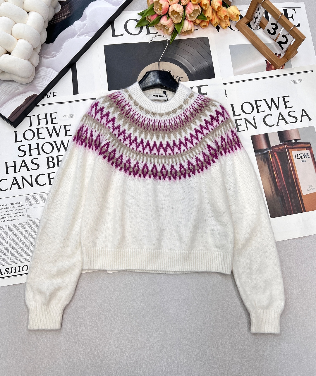 NO:654403,MiuMiu's new Fair Isle jacquard sweater, with its unique retro patterns and lazy silhouette, easily interprets winter romance. The sweater is made of pure white and is embellished with classic Fair Isle jacquard patterns on the collar, shoulders and chest. Purple and beige geometric shapes are intertwined to create a harmonious and artistic visual charm. The sweater is made of a golden ratio blended fabric of 70% wool and 30% cashmere, which not only ensures the ultimate softness and skin-friendly experience, but also provides unparalleled protection.  Warmth, every inch of the fabric reveals a low-key luxury texture, bringing you warm care in the cold season. The loose fit and naturally drooping curved hem give the wearer unrestrained comfort. The long-sleeved design is simple and neat  The overall silhouette is relaxed and moderate, which is perfect for a variety of daily wear scenarios. Whether it is paired with a skirt or casual trousers, it can highlight its effortless high-end fashion sense. It is not picky about your body shape and can be easily worn in a casual style. Complete with three standards, large quantities are shipped.  Size sml code,,miumiu,skirts,sweaters,gold,alexander wang19860909MiuMiu新款费尔岛提花毛衣,以其独特的复古纹样与慵懒版型,轻松演绎冬日浪漫,毛衣以纯净白色为底,于领口、肩部及胸前缀以经典费尔岛提花图案,紫色与米色几何图形交织,营造出和谐而富有艺术感的视觉魅力,毛衣采用70羊毛与30山羊绒的黄金比例混纺面料,不仅确保了极致的柔软与亲肤体验,更带来了无可比拟的保暖性,每一寸织物都透露着低调的奢华质感,为您在寒冷季节中带来温暖如初的呵护,宽松的版型与自然垂坠的弧形下摆,赋予穿着者无拘无束的舒适感,长袖设计简约利落,整体轮廓松弛有度,完美适配多种日常穿搭场景,无论是搭配半身裙或休闲长裤,皆能凸显其不费力的高级时尚感,不挑身材,轻松穿出随性风格.三标齐全,大货出 尺码sml 编码,,miumiu,skirts,sweaters,gold,alexander wang,Women's clothing