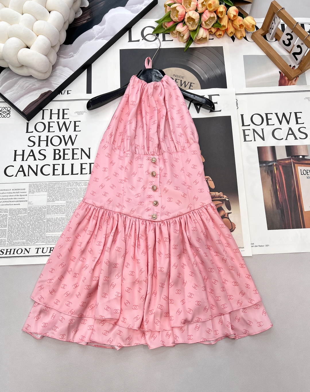 NO:654394,Chanel2025 new printed suspender halter dress, customized YB imported silk material, light and comfortable texture, elegant and light, suspender halter dress cut, flat chest line to modify the shoulder line, revealing charming collarbone and sexy back, ready-to-wear with reactive printing technology, showing a full-length pink base with dark pink pairs  The C-printed dark logo pattern has a sweet and sweet atmosphere. The chest pleats are tightened with the waist to outline the curves. The middle is decorated with three-dimensional stripes and rhinestone double C round buckles. It is combined with the layered cake skirt design at the hem to modify the waist and shoulders. It is full of style, playful and charming, and is a must-have dazzling outfit for vacation dates. Customized surface accessories  Three standards are complete, large shipments, size sml code H, chanel, chanel, skirts, alexander wang19860909Chanel2025新款印花吊带挂脖连衣裙,定制YB进口丝绸材质,质地轻薄舒适,飘逸轻盈,吊带挂脖连衣裙剪裁,平口胸线修饰肩部线条,露出迷人锁骨和性感背部,成衣以活性印花工艺,呈现满幅粉色打底深粉色双C印花暗纹徽标图案,极具香家千金感甜美气息.胸前褶皱配合腰身平铺收紧,勾勒曲线,中间点缀立体条纹水钻双C圆扣装饰,配合下摆层叠蛋糕裙边设计,修饰腰挎,尽显风情,俏皮迷人,度假约会必备亮眼穿搭.定制面辅料 三标齐全,大货出 尺码sml 编码H,,chanel,chanel,skirts,alexander wang,Women's clothing