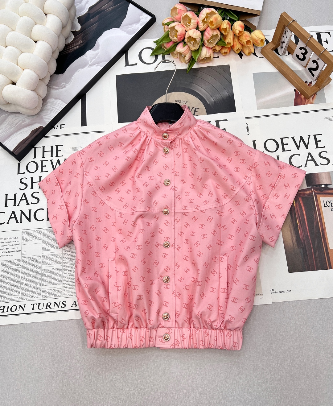 NO:654386,Chanel2025 new full-print stand-up collar short-sleeved jacket, customized YB imported cotton silk material, light and comfortable texture, high-grade luster, stand-up collar short-sleeved jacket cut, ready-to-wear with reactive printing technology, showing a full-width pink base, deep pink double C print dark  logo pattern, giving it a sweet and elegant feel. The folded cuffs are tightened with elastic threads at the hem, and the outline is rich and layered. The placket is decorated with three-dimensional striped rhinestones and double C round buckles. The short style is playful and charming, and a must-have eye-catching outfit for vacation dates. Customized fabric accessories  Complete three standards, big shipments, size sml code, chanel, chanel, jackets & coats, T-shirt, alexander wang19860909Chanel2025新款满印花立领短袖外套,定制YB进口绵绸材质,质地轻薄舒适,光泽高级,立领短袖外套剪裁,成衣以活性印花工艺,呈现满幅粉色打底深粉色双C印花暗纹徽标图案,极具香家千金感甜美气息.翻折袖口搭配下摆弹力螺纹收紧,轮廓线丰富层次,开襟点缀立体条纹水钻双C圆扣装饰,短款俏皮迷人,度假约会必备亮眼穿搭.定制面辅料 三标齐全,大货出 尺码sml 编码,,chanel,chanel,jackets & coats,T-shirt,alexander wang,Women's clothing