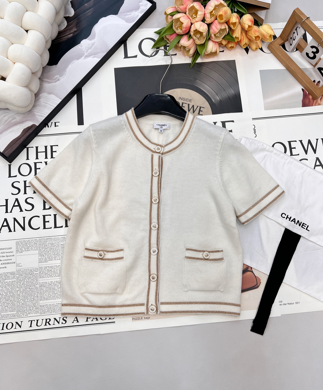 NO:654370,Chanel2025 New Contrast Color Round Neck Knitted Short Sleeves, Customized YB Cashmere Yarn Weaving, Density Fine Knitting, Soft and Waxy Texture, Comfortable and Skin-Friendly, Round Neck Buttons, Front Shoulder Short Sleeve Cardigan Cut, Large Front Round Button Camellia Dress  points, reflecting the light, giving a simple and relaxed feel. It is matched with the contrasting color of the hemming extending from the collar and front to the hem and cuffs, echoing the edges of the pockets, enriching the design layering, the version is tolerant of the figure, and the outfit is full of temperament. Comes with an exquisite lace-up dust bag  Customized surface accessories, complete with three standards, large shipments, size sml code H, chanel, T-shirt, alexander wang19860909Chanel2025新款撞色包边圆领针织短袖,定制YB羊绒纱线织造,密度细针织造,软糯质地,舒适亲肤,圆领纽扣正肩短袖开衫剪裁,大身前襟圆扣山茶花装点,折射出光线,穿出简约松弛感,配合领边前襟延伸至下摆袖口的包边撞色,与口袋边缘呼应,丰富设计层次感,版型包容身材,穿搭气质十足.配有精致系带防尘袋 定制面辅料 三标齐全,大货出 尺码sml 编码H,,chanel,T-shirt,alexander wang,Women's clothing