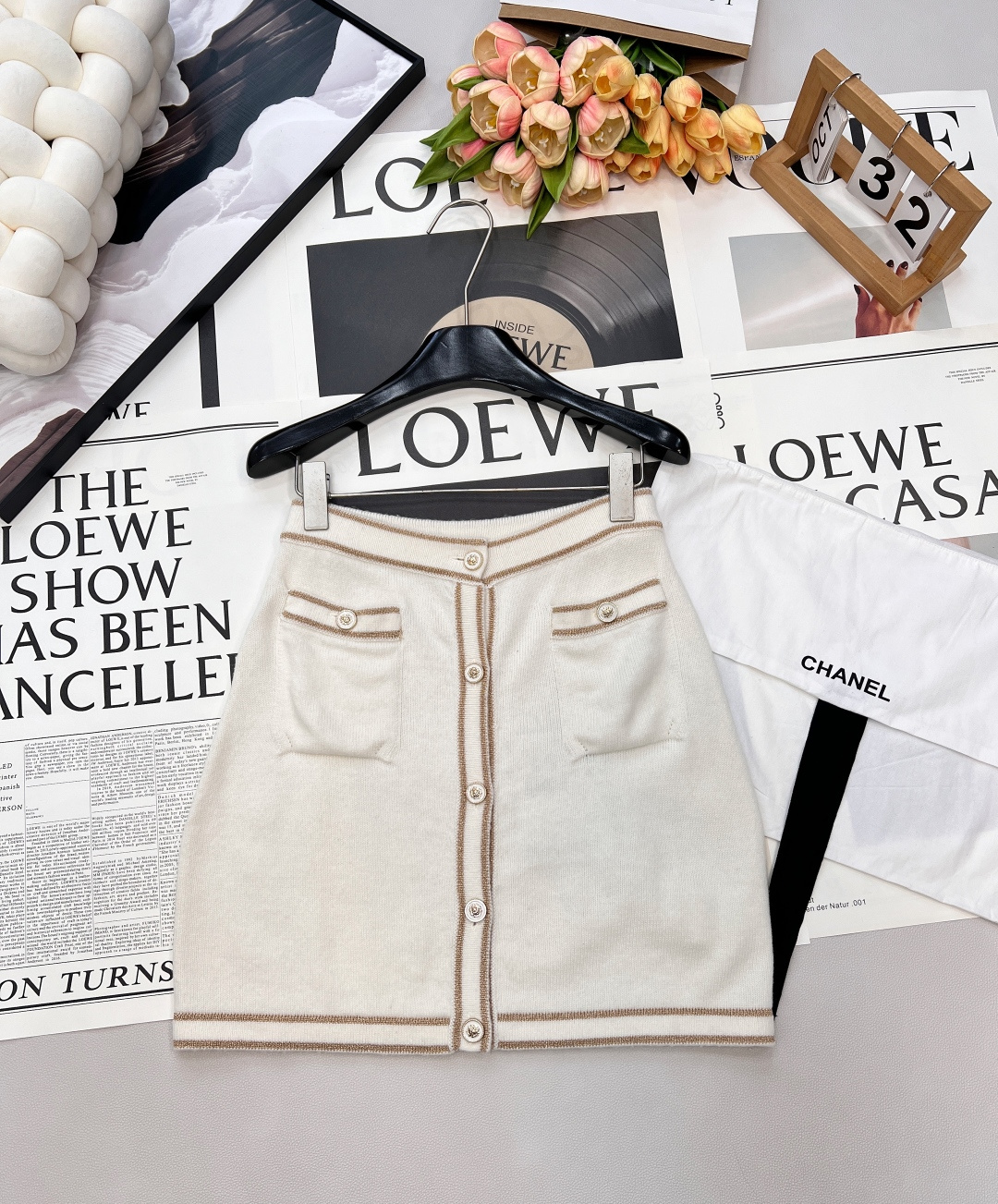 NO:654360,Chanel2025 new cashmere knitted striped hip skirt  25coco Ski Series# Customized YB cashmere yarn weaving, high-quality texture, stretchy and comfortable, elastic high-waist half-cut, slightly expanded A-shaped design at the waist and hips, improving the tolerant line, adding elegance and neatness, symmetrical pockets on both sides, central buttoning, showing high-end style, contrasting stripes on the skirt, adding visual layering, full of temperament and femininity. The upper body is more elegant, a must-have for dating and commuting. Equipped with exquisite lace dust bag and customized surface accessories  , complete three standards, large shipments, size sml code H, chanel, skirts, alexander wang19860909Chanel2025新款羊绒针织条纹包臀短裙 25coco滑雪系列#定制YB羊绒纱线织造,质感高级,弹力舒适,弹力高腰半身剪裁,腰胯微外扩A形设计,改善包容线条,增加优雅利落感,两侧对称口袋,居中排扣,尽显高级格调,裙摆撞色条纹,增加视觉层次感,气质女人味十足.上身有型更显气质,约会通勤必备穿搭.配有精致系带防尘袋 定制面辅料 ,三标齐全,大货出 尺码sml 编码H,,chanel,skirts,alexander wang,Women's clothing