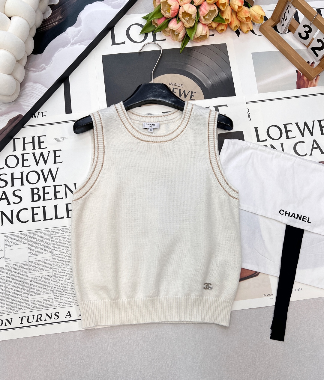 NO:654385,Chanel2025 new knitted vest, custom YB cashmere yarn weaving, fine texture, stretchy and comfortable, wide-brimmed vest cut, collar and cuff stripes with contrasting color, combined with the double C logo on the hem, highlighting the sense of exquisiteness and high-end, the whole body vertical pit strip texture is equipped with threaded edges, thin and versatile, showing a relaxed tonality, light luxury and fashionable temperament, can be worn alone or layered, four-season style. Comes with a lace-up dust bag and customized surface accessories  , complete three standards, large shipments, size sml code H, chanel, alexander wang19860909Chanel2025新款针织背心,定制YB羊绒纱线织造,质感细腻,弹力舒适,宽边背心剪裁,领口袖口条纹撞色凋零,配合下摆双C徽标,凸显精致高级感,通体竖坑条纹理配有螺纹包边,轻薄百搭更显瘦,尽显松弛调性,轻奢时髦气质,单穿叠穿均可,四季款.搭配系带防尘袋 定制面辅料 ,三标齐全,大货出 尺码sml 编码H,,chanel,alexander wang,Women's clothing