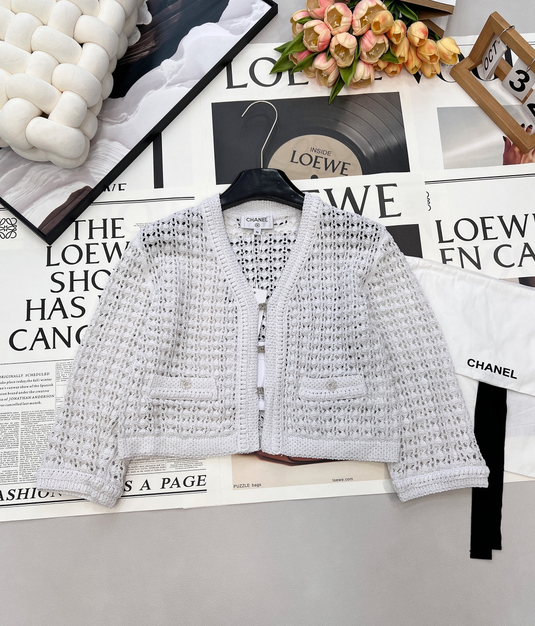 NO:654377,Chanel2025 new hollow short knitted cardigan, made of custom YB cotton yarn, delicate and soft, full of elasticity, V-neck knitted cardigan version, the whole body is crocheted with a hollow texture, the knitted collar extends to the front, the cuffs echo, the exquisite hemming details highlight the brand connotation, and the double C letter logo hanging buckle adjusts the placket, enriching the vision, delicate temperament, elegant style with three-dimensional tailoring, fashionable and age-reducing wear. Comes with strap dust bag packaging  Customized surface accessories, look for the correct version, complete three standards, two colors, size, sml code, chanel, alexander wang19860909Chanel2025新款镂空短款针织开衫,定制YB棉毛纱线织造,细腻柔软,弹力十足 ,V领针织开衫版型,通体以镂空纹理钩织,编织领边延伸至前襟,袖口呼应,精致包边细节突出品牌内涵,配合双C字母徽标挂扣调节开襟,丰富视觉,娇俏气质,优雅款式配合立体剪裁,穿搭时髦减龄.配有系带防尘袋包装 定制面辅料 认准版本 ,三标齐全,两色出 尺码sml 编码,,chanel,alexander wang,Women's clothing