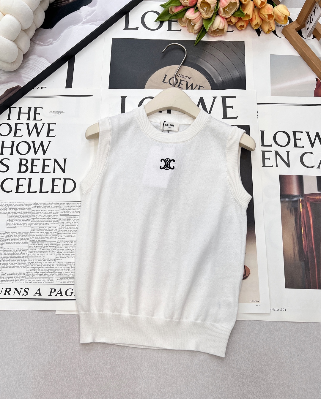 NO:654344,Celine2025 new round neck Arc de Triomphe logo knitted vest, custom YB wool yarn weaving, comfortable to wear, full of texture, wide-brimmed pullover knitted vest cut, Arc de Triomphe pattern embroidered on the chest, outstanding highlights, highlighting the brand style, ready-to-wear flat stitch fine and dense, edge vertical pit strip texture wrapping, slightly stretchy, wearing slimming temperament, layering in autumn and winter, spring and summer alone, high-end simplicity, suitable for all seasons. Customized surface accessories Look for the version  , complete three standards, two colors, size sml, celine, alexander wang19860909Celine2025新款圆领凯旋门徽标针织背心,定制YB羊毛纱线织造,穿搭舒适,质感十足,宽边套头针织背心裁剪,胸口刺绣凯旋门图案,亮点突出,凸显品牌格调,成衣平针细腻密实,包边竖坑条纹理包裹,略带有弹力,穿搭显瘦气质,秋冬内搭叠穿,春夏单穿,高级简约感,四季皆宜.定制面辅料 认准版本 ,三标齐全,两色出 尺码sml 编,,celine,alexander wang,Women's clothing