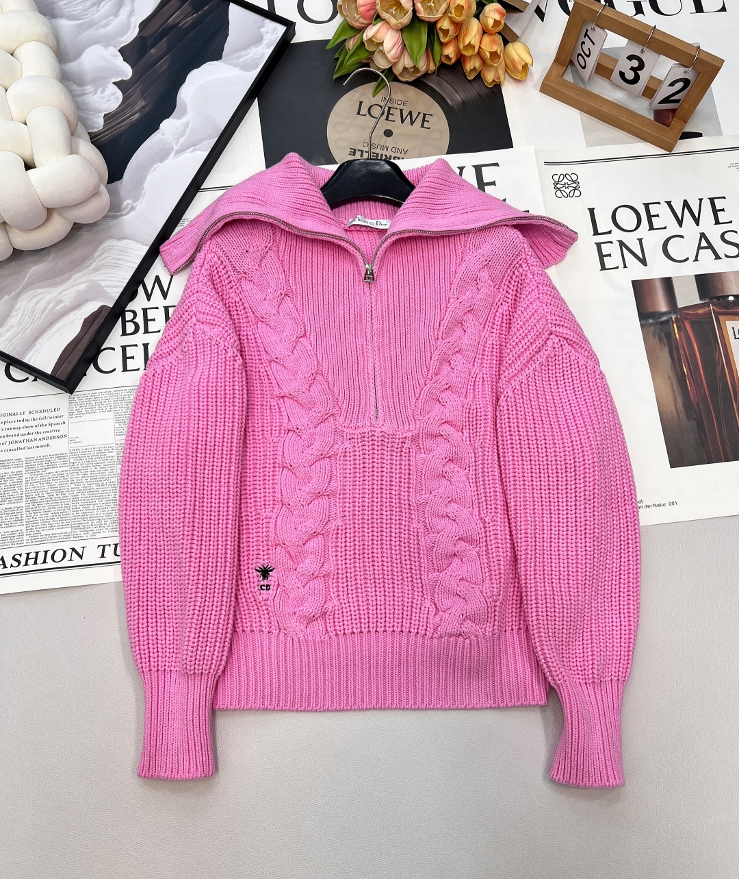 NO:655151,Dior25's new little bee embroidered large lapel sweater welds the sense of relaxation in autumn and winter. 'Large lapel + half zipper' = the ceiling of lazy atmosphere. The oversize silhouette is like a soft cloud. The shoulder width/slightly fat can hide the flesh. It is effortlessly fashionable when worn~ The classic cable knit pattern has its own retro filter. The soft and waxy touch is warm against the skin. Each of the three colors has its own personality -  The gentle apricot color can make you look like a rich girl when you go out on the street. - Rose pink is a bright color bomb in autumn and winter. Pair it with black pants and you will instantly look sweet and cool. - Navy blue is a low-key and noble evergreen model, perfect for commuting or dating. The cuff tightening design is a trick - it is windproof and not bulky, and it is neat and delicate when you raise your hands. It is suitable for layering with inner wear in autumn and winter, or wearing alone with a coat!  Complete three standards, three colors, size sml code D, dior, versace, jeans, alexander wang19860909Dior25新小蜜蜂刺绣大翻领针织衫,把松弛感焊在秋冬里,“大翻领+半拉链”=慵懒氛围天花板 oversize廓形像裹了团软云,肩宽/微胖都能藏肉,随手一穿就是毫不费力的时髦~ 经典绞花针织纹自带复古滤镜,软糯糯的触感贴肤就暖,三色各有性格 - 奶杏色温柔挂天菜,搭牛仔裤就是富家千金出街 - 玫粉色秋冬里的亮色炸弹,配黑裤秒变甜酷辣妹 - 藏青色低调显贵的常青款,通勤/约会都不出错 袖口收紧设计是小心机——防风不臃肿,抬手间利落又精致,秋冬叠穿内搭、单穿配大衣都适配！三标齐全,三色出 尺码sml 编码D,,dior,versace,jeans,alexander wang,Women's clothing