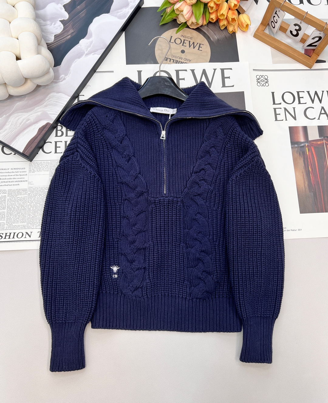 NO:655141,Dior25's new little bee embroidered large lapel sweater welds the sense of relaxation in autumn and winter. 'Large lapel + half zipper' = the ceiling of lazy atmosphere. The oversize silhouette is like a soft cloud. The shoulder width/slightly fat can hide the flesh. It is effortlessly fashionable when worn~ The classic cable knit pattern has its own retro filter. The soft and waxy touch is warm against the skin. Each of the three colors has its own personality -  The gentle apricot color can make you look like a rich girl when you go out on the street. - Rose pink is a bright color bomb in autumn and winter. Pair it with black pants and you will instantly look sweet and cool. - Navy blue is a low-key and noble evergreen model, perfect for commuting or dating. The cuff tightening design is a trick - it is windproof and not bulky, and it is neat and delicate when you raise your hands. It is suitable for layering with inner wear in autumn and winter, or wearing alone with a coat!  Complete three standards, three colors, size sml code, dior, versace, jeans, alexander wang19860909Dior25新小蜜蜂刺绣大翻领针织衫,把松弛感焊在秋冬里,“大翻领+半拉链”=慵懒氛围天花板 oversize廓形像裹了团软云,肩宽/微胖都能藏肉,随手一穿就是毫不费力的时髦~ 经典绞花针织纹自带复古滤镜,软糯糯的触感贴肤就暖,三色各有性格 - 奶杏色温柔挂天菜,搭牛仔裤就是富家千金出街 - 玫粉色秋冬里的亮色炸弹,配黑裤秒变甜酷辣妹 - 藏青色低调显贵的常青款,通勤/约会都不出错 袖口收紧设计是小心机——防风不臃肿,抬手间利落又精致,秋冬叠穿内搭、单穿配大衣都适配！三标齐全,三色出 尺码sml 编码,,dior,versace,jeans,alexander wang,Women's clothing