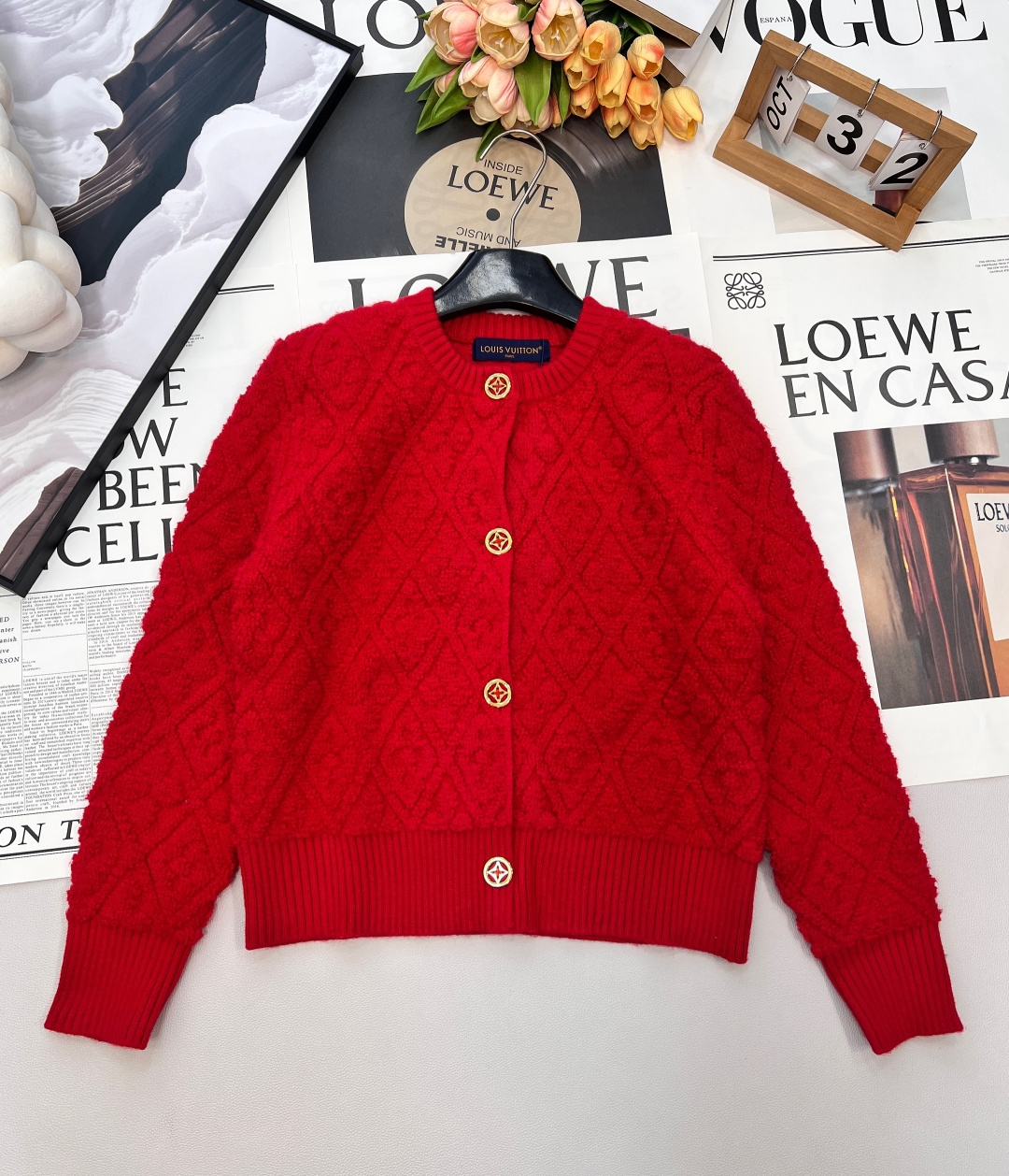 NO:655160,Louis  Vuitton2025 new jacquard knitted cardigan, custom YB wool yarn weaving, jacquard processing, showing three-dimensional concave and convex shape, knitted round-neck cardigan version, ready-to-wear buttons decorated placket, narrowed by elastic pit strip thread wrapping  , the hollow four-leaf clover logo buckle design maintains a unified tone, the overall shape is high-end and casual, and the whole body is embellished with jacquard four-leaf clover elements, which collides with the fashion tonality and creates a unique and fashionable style of the brand. The rich daughter of the rich family is here to wear the Lu family’s Chinese New Year!  The normal version is exclusive for winter ~ the looseness is firmly grasped. Fashion and warmth go hand in hand. Anyone who wears it will look super stylish ~ Simple and classic, it will never go out of style!  Wearing it for the holidays will definitely make you look great. Wear it to create a festive Christmas atmosphere. Who would refuse to get rich in red? Red has the magic power of good luck. Match it with the skirt of the same series. It has three standards and two colors. Size sml code L,, louis vuitton, louis vuitton, louis vuitton, skirts, alexander wang19860909Louis Vuitton2025新款提花针织开衫,定制YB羊毛纱线织造,提花工艺处理,呈现立体凹凸造型,针织圆领开衫版型,成衣纽扣装饰开襟,以弹力坑条螺纹包边收窄,镂空四叶草徽标扣设计保持统一调性,整体造型高级休闲,大身通体四叶草元素提花点缀,碰撞出时尚调性,打造品牌特有时时髦风格.驴家过年穿搭富家千金小姐驾到！ 正常版型冬天专属～松弛感狠狠拿捏住了 时髦与保暖度并进,谁穿都超级有气质～简约即经典,永不过时！ 过节穿出去拍照肯定很出片哦 穿出喜庆圣诞氛围感 谁会拒绝发财红 红色有种自带好运的魔力,搭配同系列半裙,三标齐全,两色出 尺码sml 编码L,,louis vuitton,louis vuitton,louis vuitton,skirts,alexander wang,Women's clothing