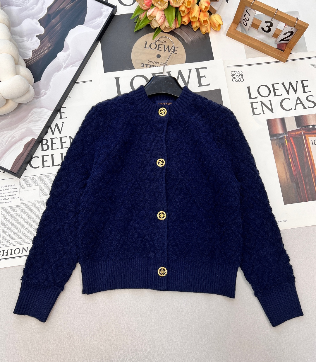 NO:655150,Louis  Vuitton2025 new jacquard knitted cardigan, custom YB wool yarn weaving, jacquard processing, showing three-dimensional concave and convex shape, knitted round-neck cardigan version, ready-to-wear buttons decorated placket, narrowed by elastic pit strip thread wrapping  , the hollow four-leaf clover logo buckle design maintains a unified tone, the overall shape is high-end and casual, and the whole body is embellished with jacquard four-leaf clover elements, which collides with the fashion tonality and creates a unique and fashionable style of the brand. The rich daughter of the rich family is here to wear the Lu family’s Chinese New Year!  The normal version is exclusive for winter ~ the looseness is firmly grasped. Fashion and warmth go hand in hand. Anyone who wears it will look super stylish ~ Simple and classic, it will never go out of style!  Wearing it for the holidays will definitely make you look great. Wear it to create a festive Christmas atmosphere. Who would refuse to get rich in red? Red has the magic power of good luck. Match it with the skirt of the same series. It has three standards and two colors. Size sml code L,, louis vuitton, louis vuitton, louis vuitton, skirts, alexander wang19860909Louis Vuitton2025新款提花针织开衫,定制YB羊毛纱线织造,提花工艺处理,呈现立体凹凸造型,针织圆领开衫版型,成衣纽扣装饰开襟,以弹力坑条螺纹包边收窄,镂空四叶草徽标扣设计保持统一调性,整体造型高级休闲,大身通体四叶草元素提花点缀,碰撞出时尚调性,打造品牌特有时时髦风格.驴家过年穿搭富家千金小姐驾到！ 正常版型冬天专属～松弛感狠狠拿捏住了 时髦与保暖度并进,谁穿都超级有气质～简约即经典,永不过时！ 过节穿出去拍照肯定很出片哦 穿出喜庆圣诞氛围感 谁会拒绝发财红 红色有种自带好运的魔力,搭配同系列半裙,三标齐全,两色出 尺码sml 编码L,,louis vuitton,louis vuitton,louis vuitton,skirts,alexander wang,Women's clothing