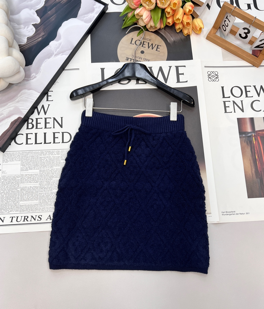 NO:655130,LOUIS VUITTONLV's new three-dimensional jacquard knitted skirt welds the 'noble and relaxed feeling' to the legs. The rhombus pattern + drawstring = the 'atmosphere king' of the autumn and winter wardrobe. The soft and fufu knitted texture comes with a retro filter. The three-dimensional rhombus pattern wraps up the full texture and is warm and waxy against the skin like a cloud. The elastic waist + drawstring design is suitable for various waist types, and even small people can wear it with a 'leg length of 1.8 meters' ratio.  Both colors have their own styles - the red is a bright color bomb in autumn and winter. Pair it with the sweater of the same series and you will instantly become a wealthy daughter when you go out. - The navy blue is a low-key and noble evergreen model, and paired with a white sweater/black coat, it has a high-end commuting feel. Whether worn alone with boots or layered with a coat showing the hem, it is 'casual and exquisite'. Two colors and three sizes are available in seconds, and a set of upper body can be used to create a relaxed and noble feeling ~ Three standards are complete, and two colors are available. Size sml  Coding L,,louis vuitton,louis vuitton,boots,skirts,sweaters,alexander wang19860909LOUIS VUITTONLV新款立体提花针织短裙,把“贵气松弛感”焊在腿上 ,菱格纹+抽绳=秋冬衣橱的“氛围王炸”,软fufu的针织肌理自带复古滤镜,立体菱格纹裹出饱满质感,贴肤暖糯像揣了团云.松紧腰+抽绳设计适配各种腰型,小个子也能穿出“腿长一米八”的比例. 两色各有风格 - 正红色秋冬里的亮色炸弹,搭同系列针织衫秒变富家千金出街 - 藏青色低调显贵的常青款,配白毛衣/黑大衣都是高级通勤感 不管是单穿配长靴,还是叠穿大衣露边,都是“不经意的精致”.二色三码现货秒发,一套上身直接拿捏松弛贵气感~三标齐全,两色出 尺码sml 编码L,,louis vuitton,louis vuitton,boots,skirts,sweaters,alexander wang,Women's clothing