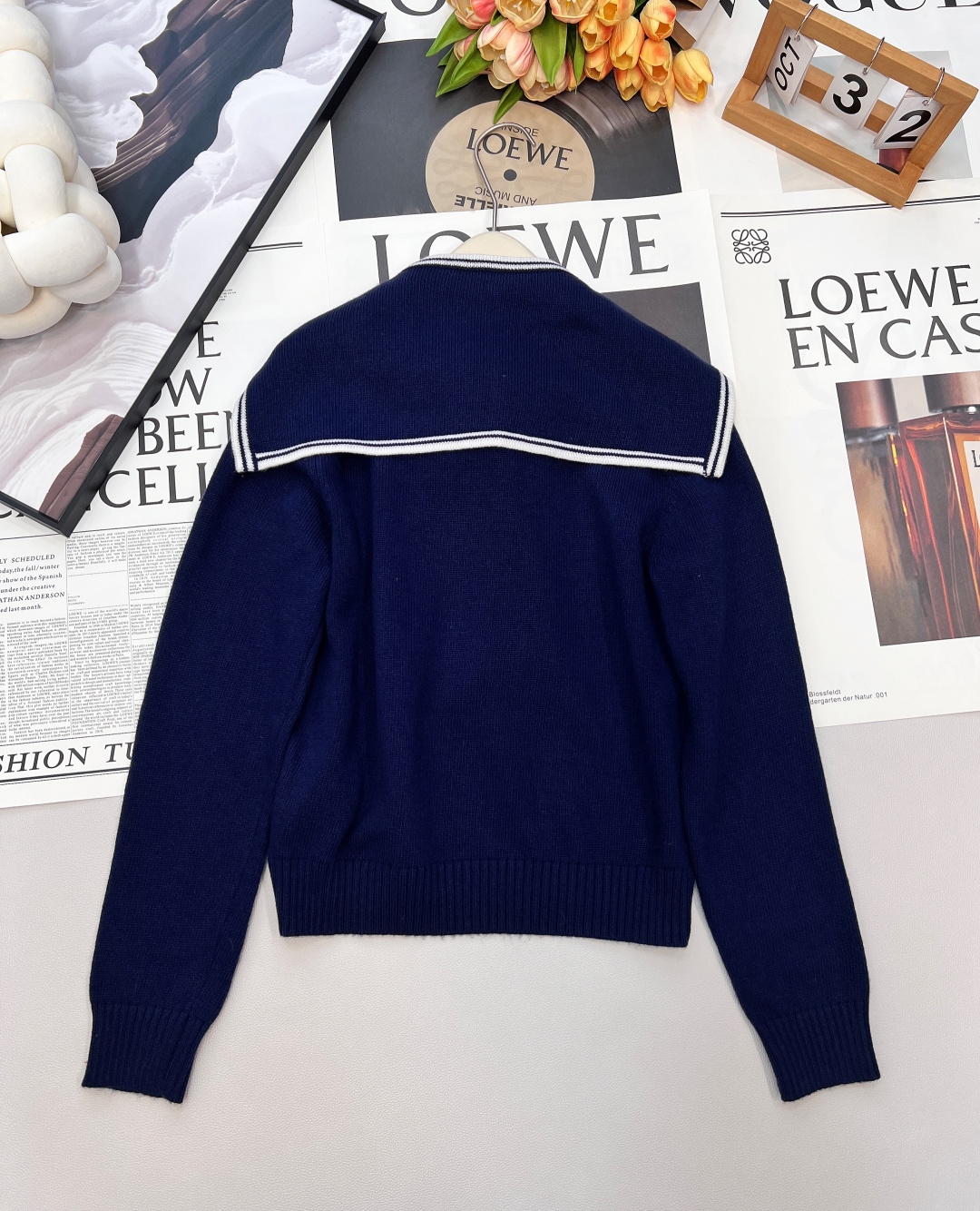 🆕Miu Miu 25新款字母刺绣海军领针织衫，把“少女贵气感”穿在身上。 海军领+短款修身=秋冬的甜酷