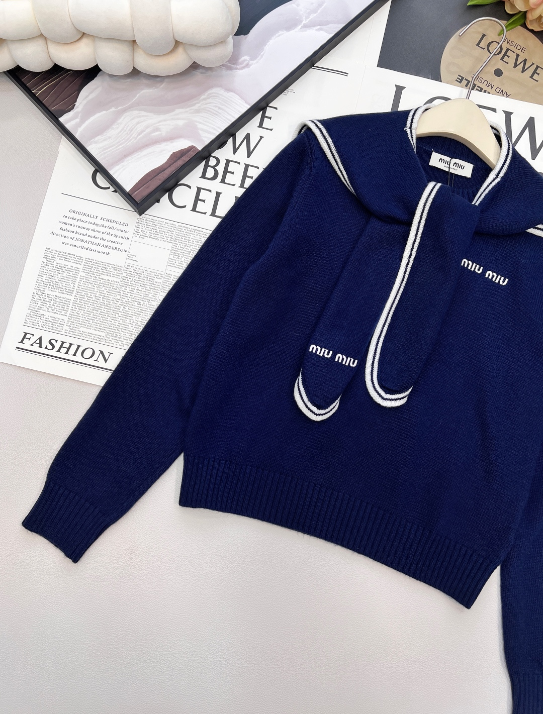 🆕Miu Miu 25新款字母刺绣海军领针织衫，把“少女贵气感”穿在身上。 海军领+短款修身=秋冬的甜酷