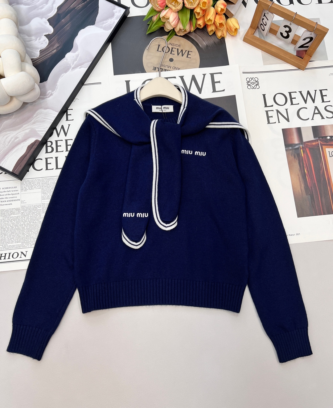 NO:655120,Miu Miu 25's new letter-embroidered navy collar sweater brings 'girly elegance' to the body. Navy collar + short slim fit = sweet and cool in autumn and winter. The classic navy collar with white edges is so exquisite that it looks like the 'girliness' is sewn into the collar; the small 'miu miu' logo on the body is a low-key nobility code, and every detail is delicate.  The fine and soft knitted fabric is warm against the skin, and the short slim fit fits just right at the waistline. Pair it with a skirt to show off your waist and make your legs look longer. Pair it with jeans, which are both cool and relaxed. Every day when you go out on the street, you can take a casual photo. The two colors have different aesthetics - a navy blue retro tone for a cool young lady, paired with a black skirt for a preppy and elegant look - a dazzling sweet girl in true red in autumn and winter, paired with white pants to instantly become the center of vitality.  Whether it's a date or a girlfriend's party, when you put it on, it comes with a 'pretty and delicate' filter. It has three complete standards and two colors. Size, sml code, miumiu, skirts, jeans, alexander wang19860909Miu Miu 25新款字母刺绣海军领针织衫,把“少女贵气感”穿在身上. 海军领+短款修身=秋冬的甜酷小心机,经典海军领配白边包边,精致得像把“少女感”缝在了领口；衣身小巧的“miu miu”标识是低调的贵气暗号,细节里都是娇俏. 细密软糯的针织贴肤就暖,短款修身版型刚好卡在腰线,搭半裙露腰显腿长、配牛仔裤甜酷又松弛,日常出街随手一拍都是氛围片. 两色各戳审美 - 藏蓝色复古调的清冷大小姐,搭黑裙是学院派贵气 - 正红色秋冬里的亮眼甜妹,配白裤秒变元气焦点 不管是约会还是闺蜜局,套上就自带“娇俏又精致”的滤镜,三标齐全,两色出 尺码sml 编码,,miumiu,skirts,jeans,alexander wang,Women's clothing