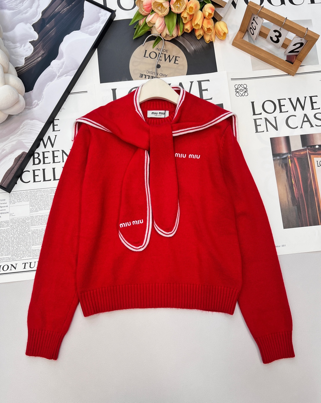 NO:655159,Miu Miu 25's new letter-embroidered navy collar sweater brings 'girly elegance' to the body. Navy collar + short slim fit = sweet and cool in autumn and winter. The classic navy collar with white edges is so exquisite that it looks like the 'girliness' is sewn into the collar; the small 'miu miu' logo on the body is a low-key nobility code, and every detail is delicate.  The fine and soft knitted fabric is warm against the skin, and the short slim fit fits just right at the waistline. Pair it with a skirt to show off your waist and make your legs look longer. Pair it with jeans, which are both cool and relaxed. Every day when you go out on the street, you can take a casual photo. The two colors have different aesthetics - a navy blue retro tone for a cool young lady, paired with a black skirt for a preppy and elegant look - a dazzling sweet girl in true red in autumn and winter, paired with white pants to instantly become the center of vitality.  Whether it's a date or a girlfriend's party, when you put it on, it comes with a 'pretty and delicate' filter. It has three complete standards and two colors. Size, sml code, miumiu, skirts, jeans, alexander wang19860909Miu Miu 25新款字母刺绣海军领针织衫,把“少女贵气感”穿在身上. 海军领+短款修身=秋冬的甜酷小心机,经典海军领配白边包边,精致得像把“少女感”缝在了领口；衣身小巧的“miu miu”标识是低调的贵气暗号,细节里都是娇俏. 细密软糯的针织贴肤就暖,短款修身版型刚好卡在腰线,搭半裙露腰显腿长、配牛仔裤甜酷又松弛,日常出街随手一拍都是氛围片. 两色各戳审美 - 藏蓝色复古调的清冷大小姐,搭黑裙是学院派贵气 - 正红色秋冬里的亮眼甜妹,配白裤秒变元气焦点 不管是约会还是闺蜜局,套上就自带“娇俏又精致”的滤镜,三标齐全,两色出 尺码sml 编码,,miumiu,skirts,jeans,alexander wang,Women's clothing