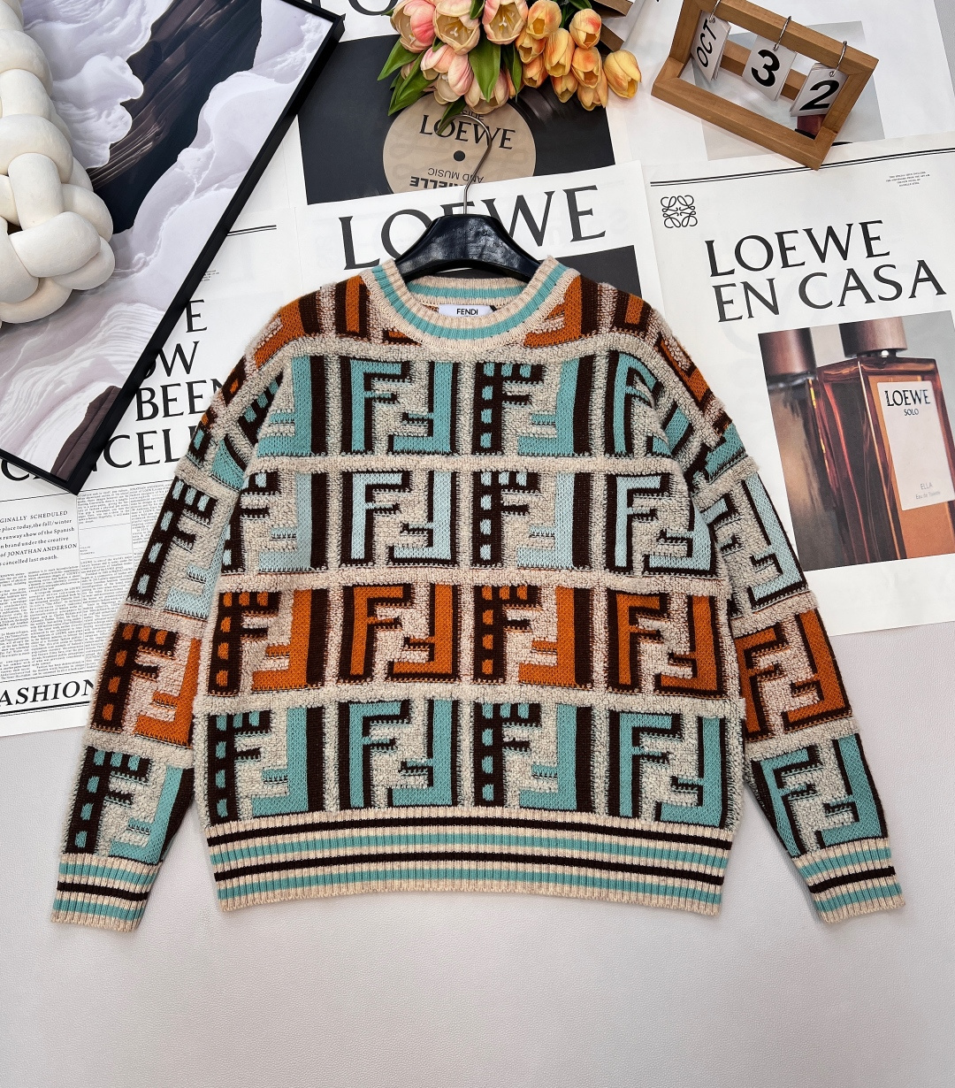 NO:655149,Fendi's new double F jacquard three-dimensional shirt, customized wool fabric, loose H-shaped version, imported loom colored wool hanging technology, excellent three-dimensional effect brings a soft and waxy feeling visible to the naked eye, fluffy and warm without weighing the body, full-width flocked double F letter jacquard design, weaving a three-dimensional pattern, more elegant and refined. Dropped long sleeves, cuffs, collar, hem ribbed, complete three standards, large quantities can be shipped~ Size sml  Editor, fendi, alexander wang19860909Fendi新款双F提花立体这种衫,定制的羊毛面料,宽宽松松的H型版型,进口织机彩色挂毛工艺,立体感绝佳带来肉眼可见的软糯感,蓬松保暖不压身,满幅植绒双F的字母提花设计,织造出立体花型,更显优雅精致 落肩长袖,袖口、领口、下摆罗纹收编,三标齐全,大货以出～ 尺码sml 编,,fendi,alexander wang,Women's clothing