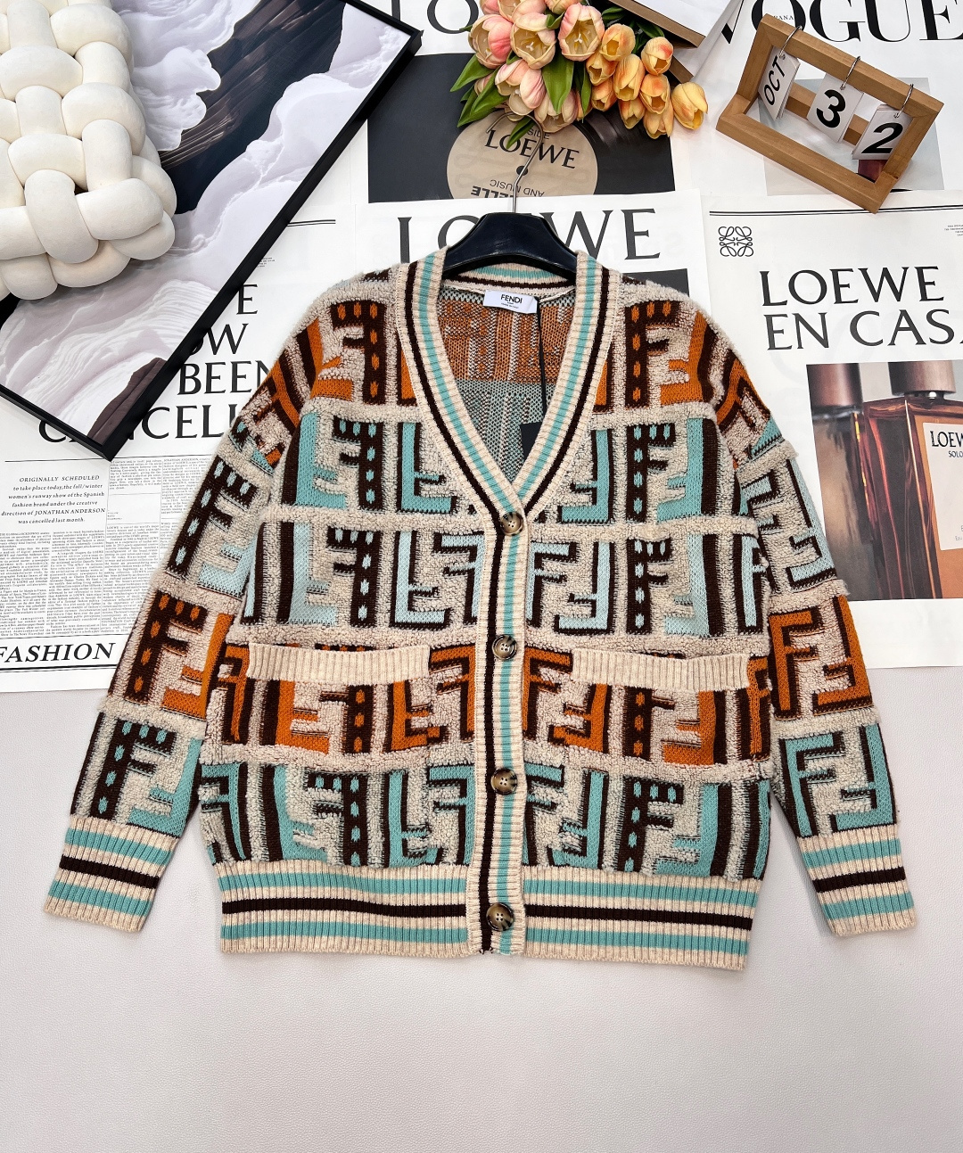NO:655139,Fendi's new double F three-dimensional jacquard knitted cardigan, customized wool yarn, loose H-shaped version, V-neck design can modify the face shape, simple button placket design, easy to put on and take off, open or buttoned up, very casual and lazy  Just the right length, imported loom colored wool hanging technology, excellent three-dimensional effect, giving a soft and waxy feeling that is visible to the naked eye, fluffy and warm without compressing the body, full-width flocked double F letter jacquard design, weaving a three-dimensional pattern, more elegant and refined. Single-breasted buttons on the front, large buttons, delicate and beautiful. Dropped shoulder long sleeves, loose armholes, ribbed cuffs, collars, and hems, complete three standards, large quantities available, size sml  coding,,fendi,alexander wang19860909Fendi新款双F立体提花针织开衫,定制的羊毛纱线,宽宽松松的H型版型,v领设计既能修饰脸型,简洁的排扣门襟设计,穿脱方便,敞开或扣上都很随性慵懒 恰到好处的衣长,进口织机彩色挂毛工艺,立体感绝佳带来肉眼可见的软糯感,蓬松保暖不压身,满幅植绒双F的字母提花设计,织造出立体花型,更显优雅精致 前襟单排扣合拢,大纽扣,细致好看. 落肩长袖,袖笼宽松,袖口、领口、下摆罗纹收编,三标齐全,大货出 尺码sml 编码,,fendi,alexander wang,Women's clothing