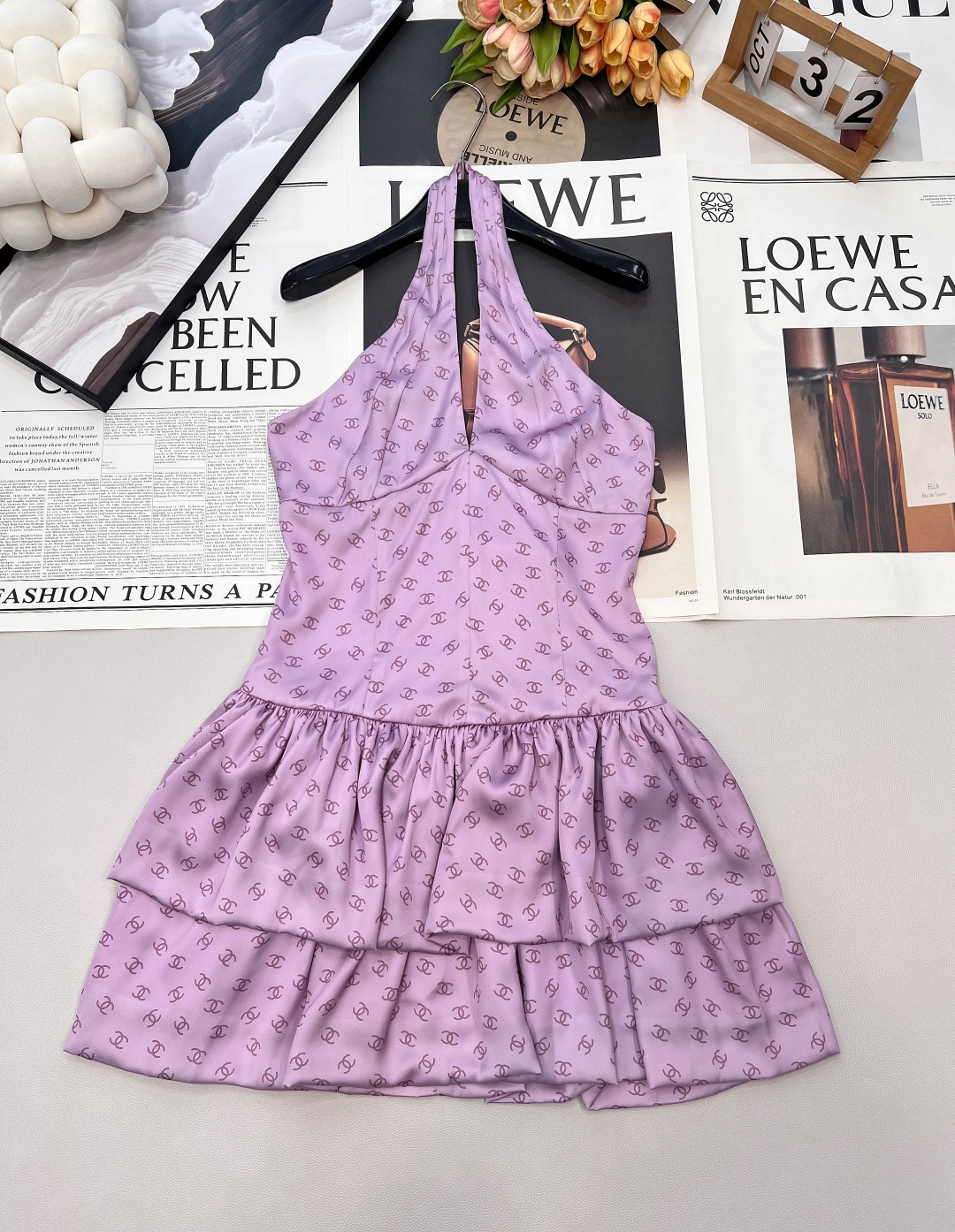 NO:655872,Chanel2025 new printed suspender halter dress, customized YB imported silk material, light and comfortable texture, elegant and light, the suspender halter dress is cut to reveal the charming collarbone and sexy back. The ready-made garment uses reactive printing technology to present a full purple bottom with double C printed dark pattern logo  The pattern has a sweet and sweet flavor. The deep V front chest line is flat and tightened with the waist to outline the curve. The hem is embellished with a layered fluffy bubble skirt design to modify the waist and shoulder, showing the style. The short style is playful and charming. It is a must-have eye-catching outfit for vacation dates. Customized fabrics and accessories, complete with three standards, large quantities.  Size sml code H,,chanel,chanel,skirts,alexander wang19860909Chanel2025新款印花吊带挂脖连衣裙,定制YB进口丝绸材质,质地轻薄舒适,飘逸轻盈,吊带挂脖连衣裙剪裁,露出迷人锁骨和性感背部,成衣以活性印花工艺,呈现满幅紫色打底双C印花暗纹徽标图案,极具香家千金感甜美气息.深V前襟胸线,配合腰身平铺收紧,勾勒曲线,下摆点缀层叠蓬松泡泡裙边设计,修饰腰挎,尽显风情,短款俏皮迷人,度假约会必备亮眼穿搭.定制面辅料,三标齐全,大货出 尺码sml 编码H,,chanel,chanel,skirts,alexander wang,Women's clothing