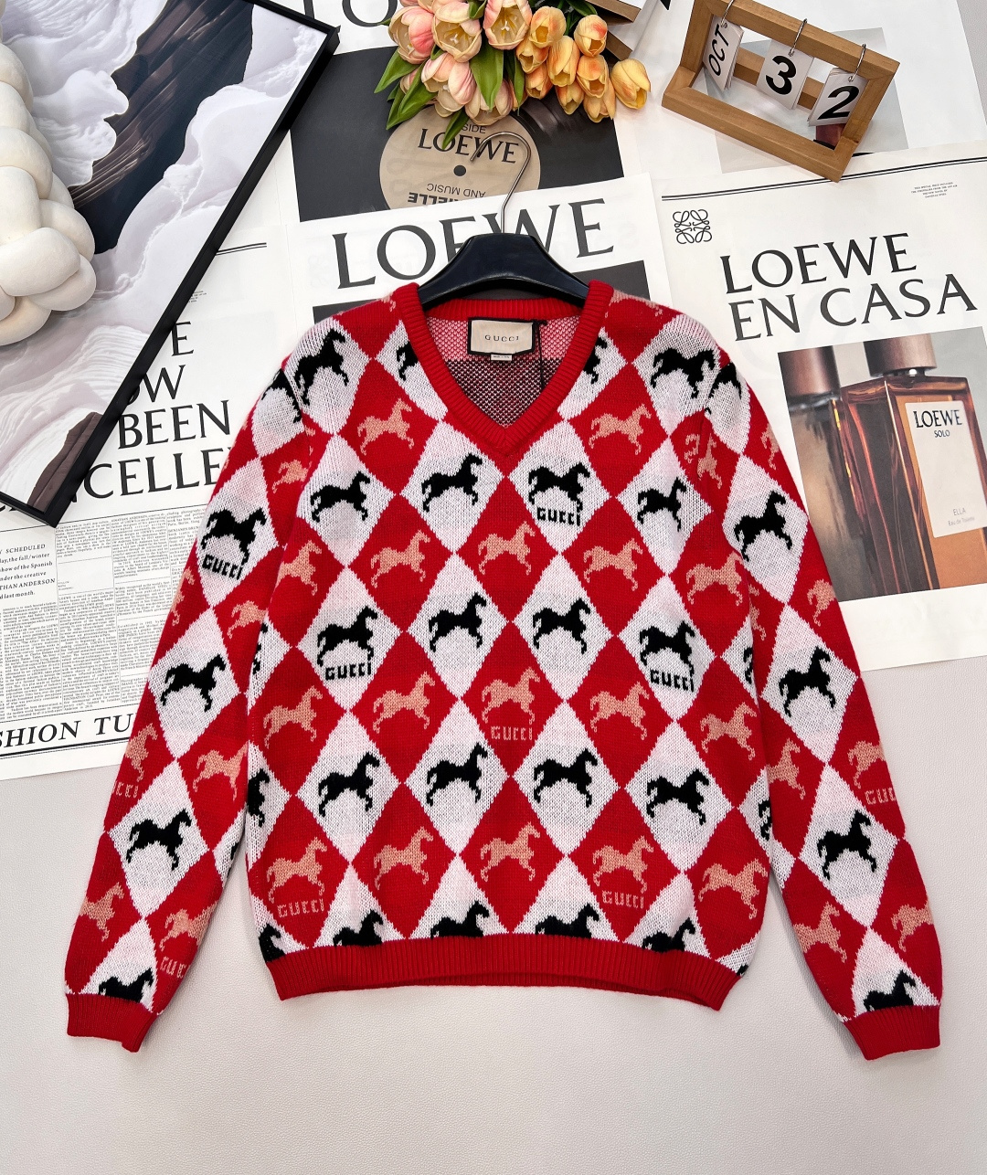 NO:655860,Gucci 2025 new retro college-style V-neck sweater, customized wool yarn, red and white rhombus pattern bottoming has a winter atmosphere, black/pink two-color pony jacquard + brand letter logo, directly full of fun and recognition~ The ribbed edge lining makes the style loose and not unflattering, and the contrasting colors are eye-catching. It looks great whether worn alone or layered. It is the 'atmosphere' in the autumn and winter wardrobe!  Complete three standards, big shipments, size sml code, gucci, alexander wang19860909Gucci 2025新款复古学院风V领针织衫,定制的羊毛纱线,红白菱格纹打底自带冬日氛围感,黑/粉双色小马提花+品牌字母标识,把趣味感和辨识度直接拉满~罗纹收边衬得版型松弛不挑人,撞色配色亮眼吸睛,不管单穿还是叠穿都很出片,是秋冬衣柜里的“氛围担当”没错了！三标齐全,大货出 尺码sml 编码,,gucci,alexander wang,Women's clothing