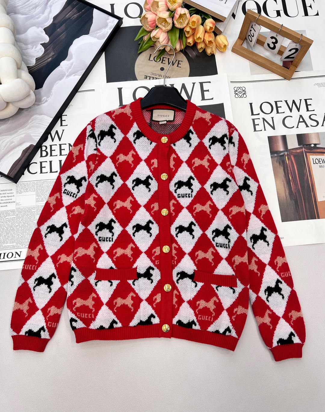 NO:655892,Gucci's 2025 new diamond round neck knitted cardigan directly welds a sense of retro and agility together. There is a playful little thought hidden in the retro background. The classic red and white diamond pattern is the base, and it comes with a college style retro filter. It is then covered with black/pink two-color pony jacquard, and the smart horse-shaped pattern instantly makes the dull autumn and winter lively. The retro background is wrapped in a sense of playfulness, and it is an eye-catching 'atmosphere player' when worn casually.  The golden metal buttons are the finishing touch, which not only make it easier to put on and take off, but the delicate metallic luster also adds to the sense of sophistication. Each one is a 'noble little detail', hiding a sense of high-end in a low-key manner. The side patch pockets can easily hold lipsticks and mobile phones, and are cleverly integrated into the pattern arrangement, without destroying the overall beauty of rhombus and pony - good-looking and practical finally do not fight. Three standards are complete, large quantities are shipped. Size sml code G,, gucci, alexander wang19860909Gucci 2025新款菱格圆领针织开衫,直接把复古感和灵动感焊在了一起.复古底色里藏着俏皮小心思 经典红白菱格纹打底,自带学院风复古滤镜；再铺满黑/粉双色小马提花,灵动的马形图案让沉闷秋冬瞬间鲜活起来——复古底色裹着俏皮感,随便一穿都是吸睛的“氛围选手”. 金色金属纽扣是点睛之笔不仅让穿脱更方便,细腻的金属光泽还把精致感拉满,每一颗都是“贵气小细节”,低调里藏着高级感. 侧边贴袋既能随手放口红、手机,又巧妙融入图案排布,完全没破坏菱格与小马的整体美感——好看和实用终于不打架.三标齐全,大货出 尺码sml 编码G,,gucci,alexander wang,Women's clothing
