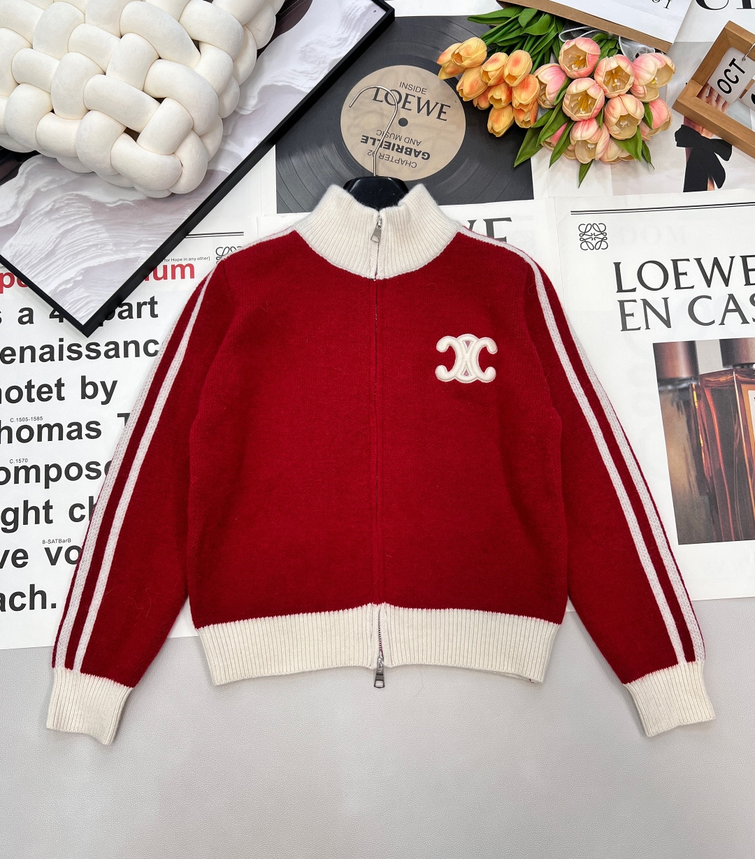 NO:655877,Celine's 2025 new Arc de Triomphe stand-up collar cardigan combines 'high-end texture + daily practical wear', and you can't go wrong when you close your eyes. Designed with contrasting colors + double zippers, and careful attention to detail.  The contrasting splicing of classic burgundy and off-white brings a retro atmosphere without being dull; the double zipper design is the highlight - it can be pulled to the top to create a neat stand-up collar, or half-open to reveal the inner wear, which is casual and layered; the Arc de Triomphe embroidered logo on the chest is the soul embellishment, and the low-key three-dimensional texture highlights the brand recognition, and there is high quality hidden in simplicity.  Classy feel. The loose but not bloated version is friendly to all body shapes. The upper body is the relaxed feeling you want in autumn and winter. The knitted fabric has a soft and drapey feel. Whether it is paired with a shirt, a turtleneck or worn alone, it can be worn 'effortlessly fashionable'. It is a 'universal oil item' in the wardrobe. It has three standards and is sold in large quantities.  Size sml code E,,celine,shirts,alexander wang19860909Celine 2025新款凯旋门立领开衫,把「高级质感+日常实穿」焊在了一起,闭眼入都不会出错.设计撞色+双拉链,细节里的小心机. 经典酒红与米白撞色拼接,自带复古氛围又不沉闷；双拉链设计是亮点——既能拉到顶打造利落立领,也能半开露出内搭,随性又有层次感；胸口的凯旋门刺绣徽标是灵魂点缀,低调的立体纹路衬出品牌辨识度,简约中藏着高级感.宽松却不臃肿的版型,对各种身形都很友好,上身是秋冬想要的松弛感；针织面料自带柔软垂坠感,不管是搭衬衫、高领还是直接单穿,都能穿出“毫不费力的时髦”,是衣柜里的“万金油单品”.,三标齐全,大货出 尺码sml 编码E,,celine,shirts,alexander wang,Women's clothing