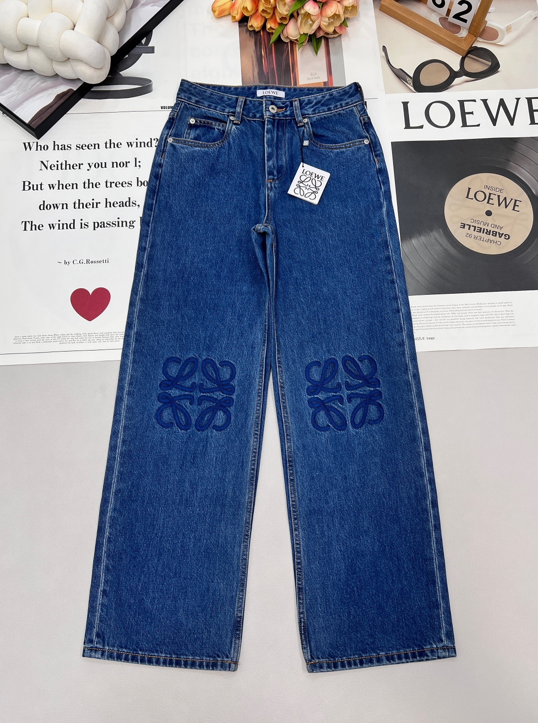 NO:656783,LOEWE's new blue high-waisted straight slim jeans with thousands of needles logo embroidery, exclusively produced in high version!  Completely different from the regular style, full of personality, the upper body is absolutely the best jeans. The texture of the pants is really amazing, the length of the pants is just right, it stretches the leg lines, the cut is clean and neat, the drape is really good, and it looks slimming. It is really the best at covering up the flesh and making it slimmer. It's awesome and cool!  It can be easily worn with various tops on a daily basis ~ It can be worn on all body types regardless of leg shape!  Whoever wears it has thin, straight and long legs!  It’s really easy to wear and it’s very photogenic!  Highly recommended!  Sisters, come to me!  Two colors come out!  All three standards are complete!  Size smlXL ed,,loewe,jeans,alexander wang19860909LOEWE新款万针Logo刺绣蓝色高腰直筒显瘦牛仔裤,独家高版出品！完全区别于常规款 个性十足 上身绝对王炸牛仔裤 裤型质感真的绝了,恰好的裤长 拉伸腿部线条 剪裁干净利落 垂感真的超好巨显瘦 真的是遮肉显瘦的一把手了 又A又飒！日常搭配各种上衣都能轻松出街～不挑腿型 什么身材通通可以穿！谁穿谁是细直大长腿！ 真的好穿到不行 而且出镜率很高！重磅推荐！姐妹们都给我冲！两色出！三标齐全！ 尺码smlXL 编,,loewe,jeans,alexander wang,Women's clothing