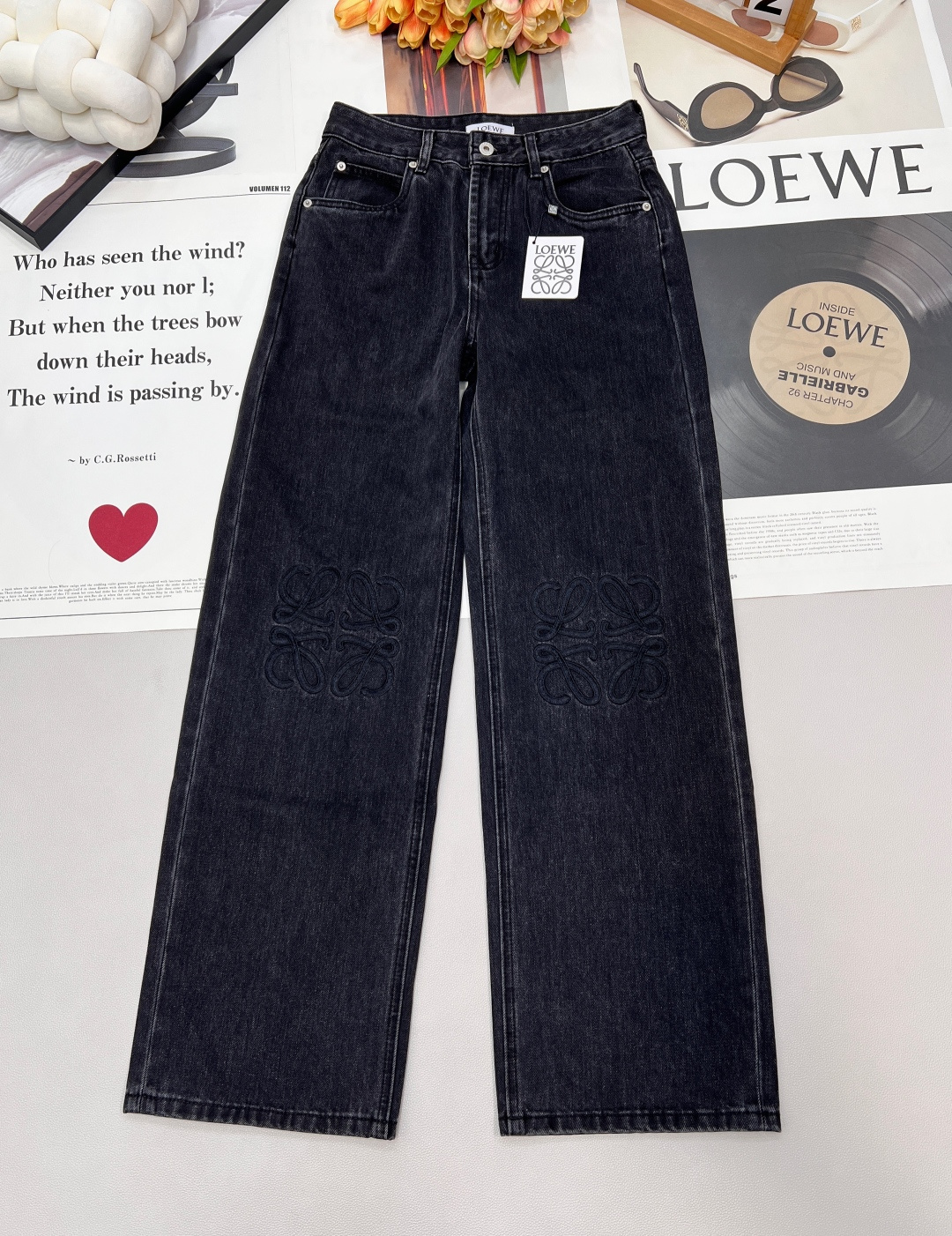 NO:656774,LOEWE's new blue high-waisted straight slim jeans with thousands of needles logo embroidery, exclusively produced in high version!  Completely different from the regular style, full of personality, the upper body is absolutely the best jeans. The texture of the pants is really amazing, the length of the pants is just right, it stretches the leg lines, the cut is clean and neat, the drape is really good, and it looks slimming. It is really the best at covering up the flesh and making it slimmer. It's awesome and cool!  It can be easily worn with various tops on a daily basis ~ It can be worn on all body types regardless of leg shape!  Whoever wears it has thin, straight and long legs!  It’s really easy to wear and it’s very photogenic!  Highly recommended!  Sisters, come to me!  Two colors come out!  All three standards are complete!  Size smlXL Coding,,loewe,jeans,alexander wang19860909LOEWE新款万针Logo刺绣蓝色高腰直筒显瘦牛仔裤,独家高版出品！完全区别于常规款 个性十足 上身绝对王炸牛仔裤 裤型质感真的绝了,恰好的裤长 拉伸腿部线条 剪裁干净利落 垂感真的超好巨显瘦 真的是遮肉显瘦的一把手了 又A又飒！日常搭配各种上衣都能轻松出街～不挑腿型 什么身材通通可以穿！谁穿谁是细直大长腿！ 真的好穿到不行 而且出镜率很高！重磅推荐！姐妹们都给我冲！两色出！三标齐全！ 尺码smlXL 编码,,loewe,jeans,alexander wang,Women's clothing