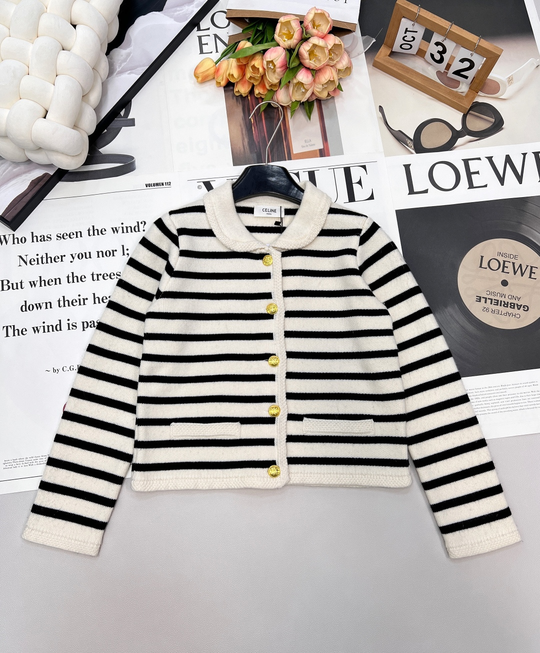 NO:656763,CELINE2025 new autumn and winter baby collar gold buckle black and white striped jacquard knitted cardigan, a small fragrant striped cardigan that shows off your temperament on the upper body, you can see your temperament at first glance. This cardigan can be worn casually to create a sense of grandeur, with classic black and white thick stripes. The yarn is quite thick knitted material, the texture is soft and clear, full of texture. Comfortable and warm, the delicate weave is close to the body and comfortable. It is easy to take care of for daily matching. It is simple and basic, with a small round neck placket decorated with large metal golden round buttons.  The edge of the whole piece is also decorated with white twist strips, which makes the whole piece very three-dimensional and contoured. A symmetrical small square bag is made here at the hem to avoid the overall low-key and boring look. The upper body is soft and comfortable. In short, it is easy to wear. The short box style is not too tight or too wide in length. It can be worn alone in early autumn, or it can be worn with a small vest or something! Paired with jeans, it will be a perfect spring lazy girl~ Complete three standards, large quantities.  Size sml code,,celine,jeans,alexander wang19860909CELINE2025秋冬新款娃娃领金扣黑白条纹提花针织开衫,上身很显气质的一款小香条纹开衫,一看就是气质挂 这款开衫随意穿就可以穿出大气感,经典黑白粗条纹搭配 纱线是蛮厚实针织料,纹理软糯清晰,质感满满 舒适与温暖于一身,细腻织法贴身舒适 日常搭配好打理不拘束 简洁基础小圆领门襟点缀金属金色大圆扣 整件的边缘也用白色麻花装饰条,显得整件都很立体又有轮廓感~下摆位置这里再做了对称的小方袋避免整体的低调乏味,上身柔软舒适,总之好穿就完事了 短款的厢式版型,长度不会过分紧身or宽大 早秋单穿也可,或者内搭个小背心啥的也很可! 搭配个牛仔裤,妥妥儿的春日慵懒girl~三标齐全,大货出 尺码sml 编码,,celine,jeans,alexander wang,Women's clothing