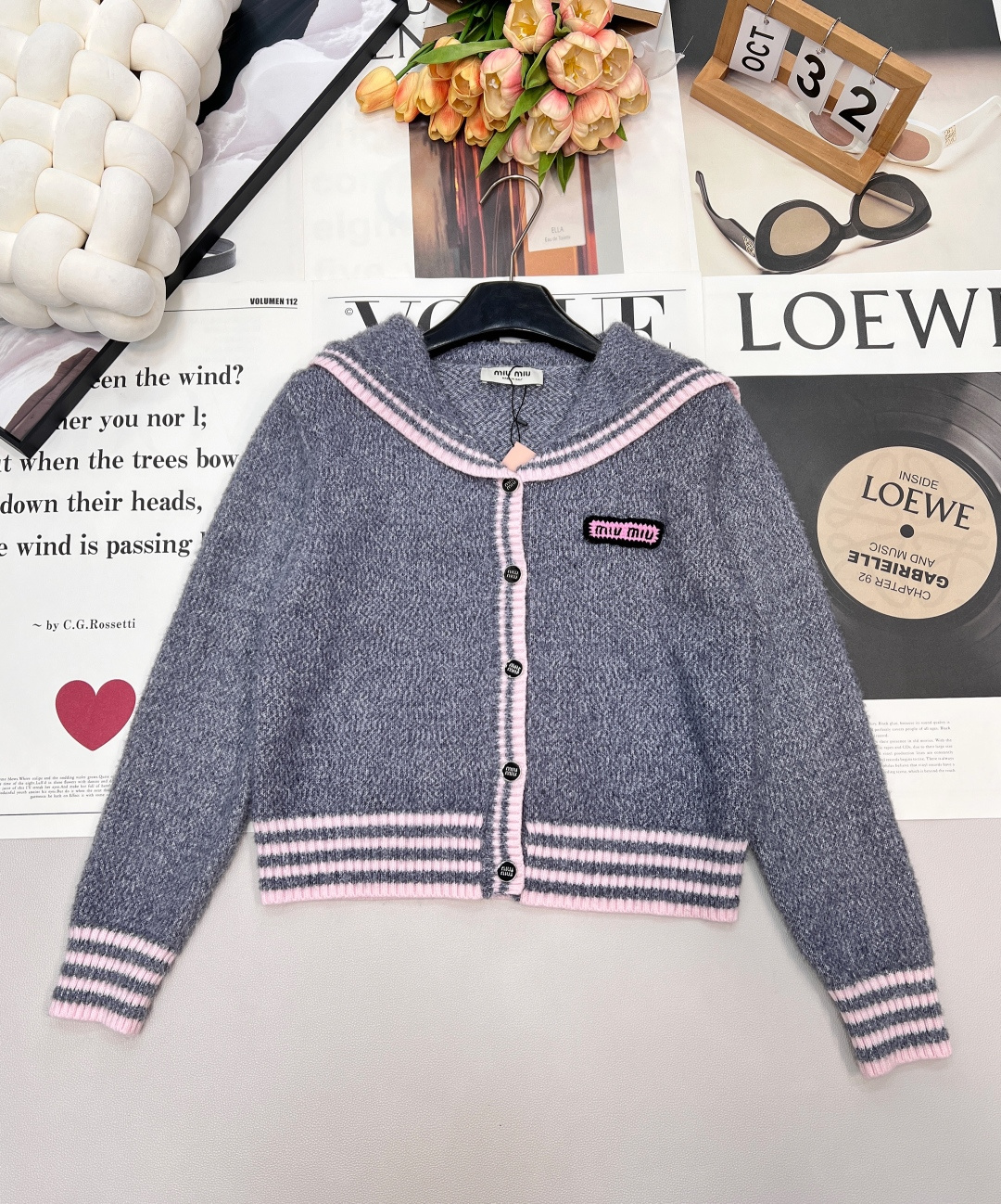 NO:656758,MIUMIU Navy collar letter patch knitted wool cardigan Made of imported wool yarn, soft and waxy to the touch, intarsia logo embroidery on the back, navy style small lapel is a plus point, full of college style, salty or sweet, simple and elegant, short design, playful and age-reducing, visually taller and optimized proportions, letter logo pattern embellishment on the back neck, three-dimensional hardware metal button decoration, preppy youthful girlish look, slim and versatile, contrasting navy V-neck  The navy-style small lapel is a bonus point. It’s full of preppy style that can be both salty and sweet. I fell in love with it at first sight!  The preppy style is both age-reducing and exuberant. It has all three standards and is shipped in large quantities. Size SML, code M, miumiu, alexander wang19860909MIUMIU 海军领字母贴片针织羊毛开衫 采用进口羊毛纱线 手感软糯 背面嵌花徽标刺绣logo 海军风小翻领是加分亮点 满满的学院风可盐可甜一眼入的款 简约大方 短款设计俏皮减龄 视觉显高又优化比例 后领字母logo图案点缀 立体五金金属纽扣装饰 学院风青春少女感 显瘦又百搭 撞色海军V领 海军风小翻领是加分亮点 满满的学院风可盐可甜 一眼爱上！ 学院风减龄又洋溢 ,三标齐全,大货出 尺码sml 编码M,,miumiu,alexander wang,Women's clothing