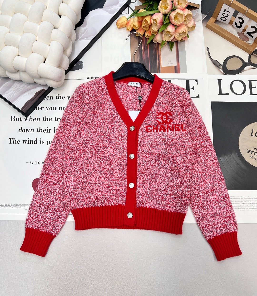 NO:656753,CHANEL V-neck red cardigan with color-blocked letter crochet, exquisite and elegant, simple design but very attractive!  A versatile item that every girl’s wardrobe must have!  Loose fit, lazy and casual effect on the upper body. It looks good in any way you wear it!  My wife is so healing!  !  The New Year’s red is really nice, it’s a very authentic red, it’s so festive to wear during the New Year~ It’s festive with a gentle and intellectual elegance, it has all three standards, it’s shipped in bulk, size sml code, chanel, alexander wang19860909CHANEL 拼色边字母钩花V领红色开衫,精致大气,简约设计却很耐看！香香女孩衣柜都必备的一条百搭单品！ 宽松版型,上身慵懒随意效果 红红火火恍恍惚惚随便穿都好看！太太太治愈了！！ 新年红真的好好看呀,很正的红色,过年穿可太喜庆啦~ 喜庆中带着温婉知性的优雅气息三标齐全,大货出 尺码sml 编码,,chanel,alexander wang,Women's clothing