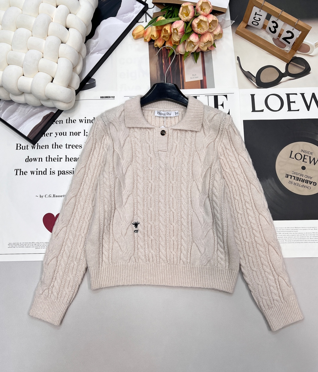 NO:656743,Dior's newly launched lapel sweaters for autumn and winter 2025 blend French laziness and high-definition texture into every inch of yarn - The trump card fabric is selected from soft and waxy cashmere blend. It is as fluffy and soft as a cloud. It is warm but not stuffy against the skin, and it is not tight at all when worn next to the skin in autumn and winter~ -  Iconic design of classic lapels + half placket CD buttons, paired with retro cable knit texture, giving it a 'noble and relaxed feel'; the body of the garment is hidden with bee embroidery, making it an exquisite and discreet piece that Dior girls can recognize at a glance~ -  0 mistakes, the versatile milk white/red color is suitable for all wardrobes - pair with jeans for a relaxed look, with a skirt for a gentle atmosphere, and with a suit, you can directly capture the casual and mature style in the workplace. No matter the body shape or style, anyone can wear it to create an exclusive temperament ~ Three standards are complete, and large quantities are shipped. Sizes sml code, dior, skirts, jeans, business suit, alexander wang198609092025秋冬Dior全新上线的翻领针织衫,把法式慵懒与高定质感揉进每一寸纱线里 - 王牌面料精选软糯羊绒混纺,上手是云朵般的蓬松柔软,贴肤暖而不闷,秋冬贴身穿也完全不扎~ - 标志性设计经典翻领+半开襟CD纽扣,搭配复古绞花针织纹理,自带“贵气松弛感”；衣身暗藏蜜蜂刺绣,是Dior女孩一眼识出的精致小心机~ - 0出错百搭款奶白/正红双色适配所有衣橱——配牛仔裤是松弛大小姐,搭半裙是温柔氛围感,套西装直接拿捏职场轻熟风,不挑身形不挑风格,谁穿都能穿出专属气质~三标齐全,大货出 尺码sml 编码,,dior,skirts,jeans,business suit,alexander wang,Women's clothing