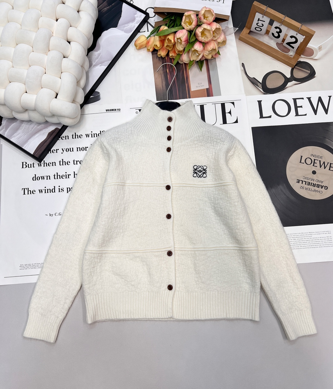NO:656738,LOEWE's new lapel cardigan for the autumn and winter of 2025 incorporates Spanish artistic aesthetics into every detail - the luxurious soft fufu fabric is made of wool blended yarn, with a cloud-like fluffy and waxy feel, which is warm but not stuffy against the skin. It is not tight at all when worn next to the skin in autumn and winter; the textured knitting has its own 'air feeling', which is light but warm~ -  The iconic design of classic lapel + retro button closure, combined with three-dimensional dividing lines, balances 'laziness' and 'exquisiteness' just right; the body of the clothes hides LOEWE's iconic embroidery, which is a low-key high-end that only knowledgeable people can get ~ -  0 Threshold Versatile King Cream White/Charcoal Gray Two-tone Suitable for All Styles - Wear it with jeans to look like a relaxed intellectual, wear it with a skirt to look like a gentle lady, and wear a suit to give you a sophisticated commuting style; you don’t pick your body shape or temperament, and you can wear it casually with an 'expensive sense of relaxation' ~ complete three standards, two colors available. Size sml code L,, loewe, skirts, business suit, alexander wang198609092025秋冬LOEWE全新上线的翻领开衫,把西班牙艺术美学揉进了每一处细节 - 奢级软fufu面料精选羊毛混纺纱线,自带云朵般的蓬松柔糯感,贴肤暖而不闷,秋冬贴身穿也完全不扎；肌理感针织自带“空气感”,轻盈却不失保暖度~ - 标志性设计经典翻领+复古纽扣开合,搭配立体分割线,把“慵懒”和“精致”平衡得刚好；衣身暗藏LOEWE标志性刺绣,是懂行人才get到的低调高级~ - 0门槛百搭王者奶白/炭灰双色适配所有风格——配牛仔是松弛知识分子,搭半裙是温柔大小姐,套西装直接拿捏轻熟通勤风；不挑身形不挑气质,随便穿都自带“贵价松弛感”~三标齐全,两色出 尺码sml 编码L,,loewe,skirts,business suit,alexander wang,Women's clothing