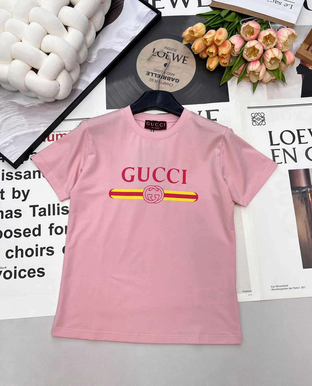 NO:656728,GUCCI26 new spring and summer new G letter printed fresh and energetic casual short-sleeved T-shirt. 100% combed cotton fabric, smooth and breathable, durable and not deformed, the upper body has a cool feeling of ice silk, very refreshing!  The texture and feel are great!  The G family’s classic prints are luxurious and have a casual feel. The white is very clean, refreshing and neat, and the apricot pink is very high-end and non-fluorescent!  Complete three standards, two colors, size smlxl code, gucci, gucci, T-shirt, tees, t-shirt, alexander wang19860909GUCCI26春夏新款G家字母印花清新活力休闲短袖T恤. 百分百精梳纯棉面料,爽滑透气,经久耐穿不变形,上身自带冰丝凉感,很清爽！质感手感都很棒！ G家经典印花,贵气又带点休闲的感觉,白色很干净清爽利落,杏粉色很高级不荧光！三标齐全,两色出 尺码smlxl 编码,,gucci,gucci,T-shirt,tees，t-shirt,alexander wang,Women's clothing
