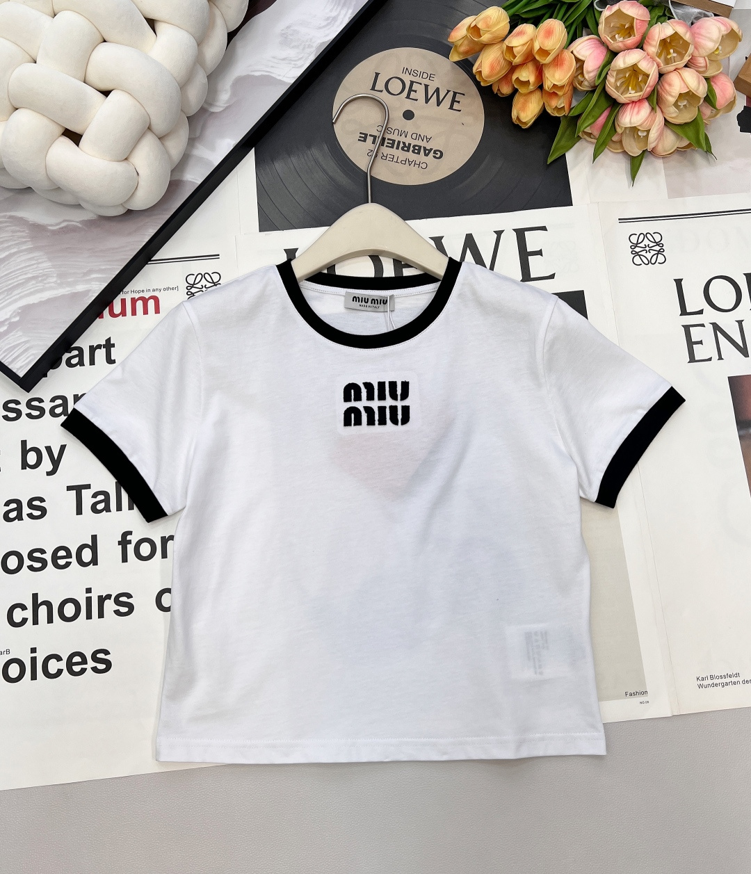 NO:656751,MIU MIU logo letter logo contrasting round neck T-shirt Brand embroidered logo pattern embroidered on the chest Contrasting stroke design Ribbed hem, neckline Temperamental item Custom-woven pure cotton fabric Super good texture Skin-friendly and breathable The upper body is versatile and reduces age. It is full of vitality and fun. The short and loose version has a good upper body effect. It covers the flesh very well. Suitable for all kinds of body shapes. Paired with trousers and shorts, all three standards are available, two colors available. Size sml  coding,,miumiu,shorts,tees,t-shirt,alexander wang19860909MIU MIU 徽标字母logo撞色圆领T恤 胸口绣有品牌刺绣徽标图案 撞色描边设计 罗纹下摆,领口 气质单品 定织纯棉面料 质感超好 亲肤透气 上身百搭减龄 活力趣味性十足 小短款松身版型 上身效果很好 非常遮肉 适合各种身形 搭配长裤短裤都三标齐全,两色出 尺码sml 编码,,miumiu,shorts,tees，t-shirt,alexander wang,Women's clothing