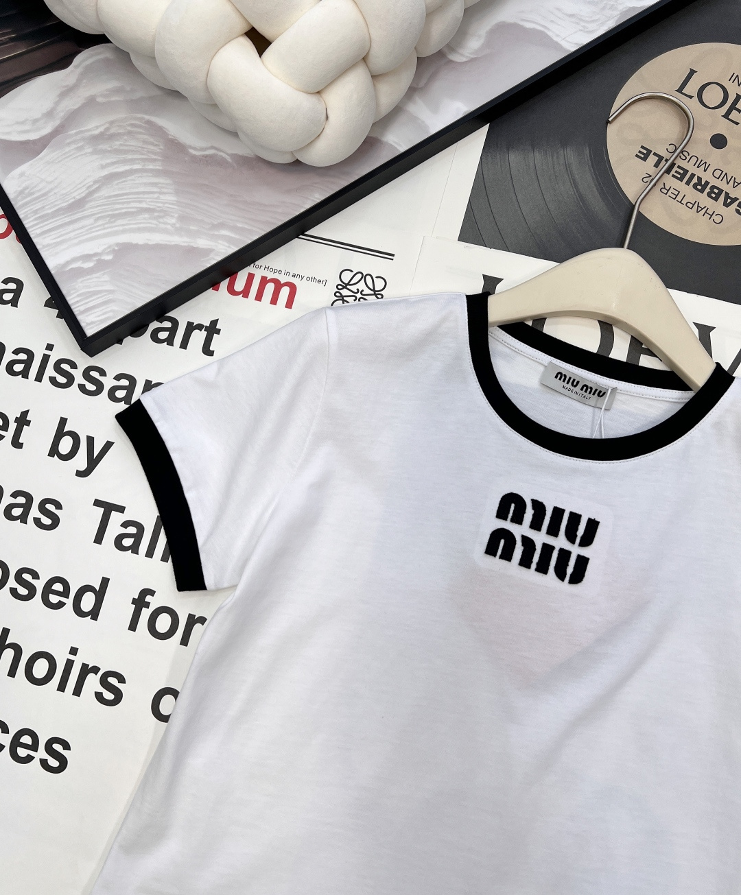 🆕 MIU MIU 徽标字母logo撞色圆领T恤胸口绣有品牌刺绣徽标图案 撞色描边设计 罗纹下摆，领口 