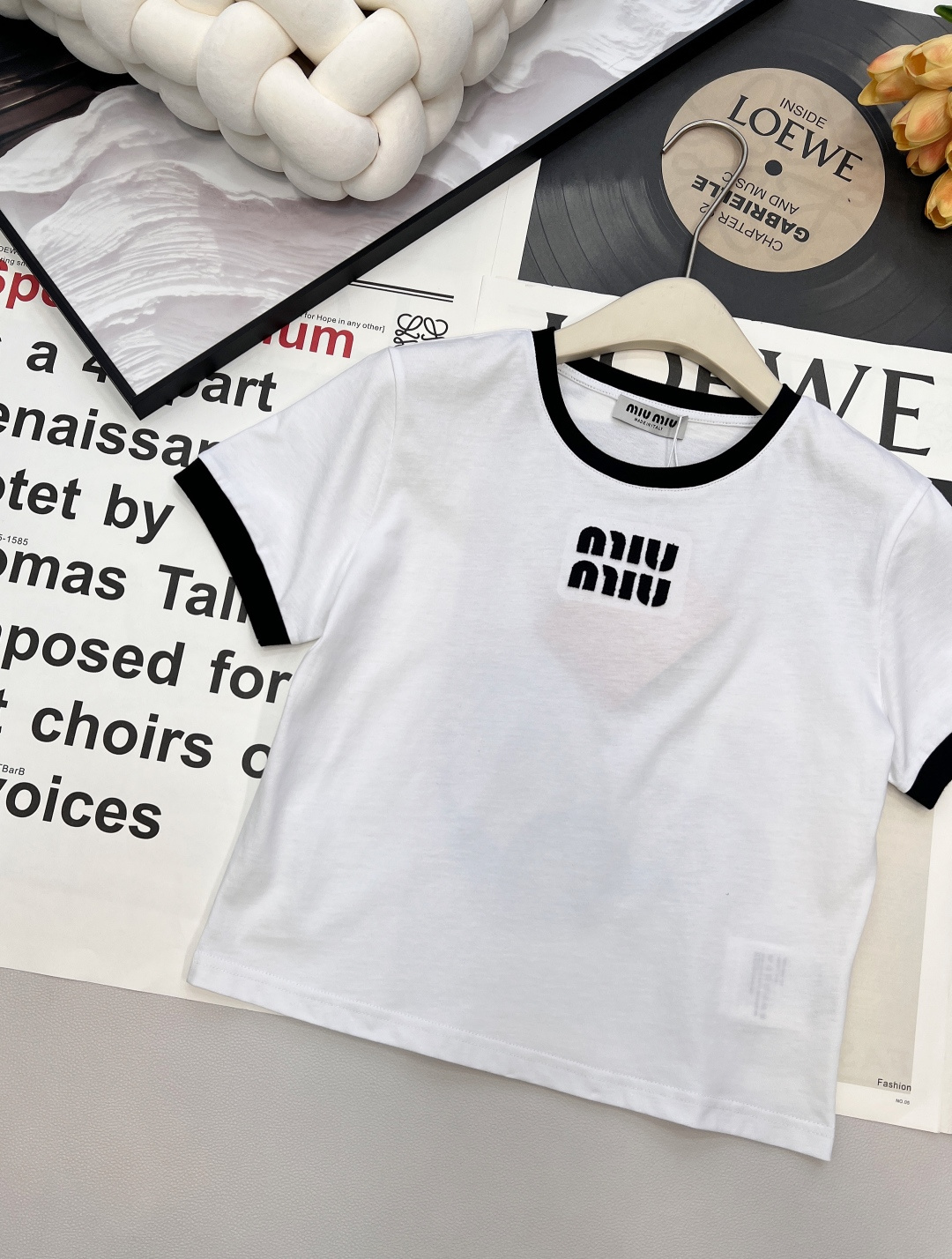 🆕 MIU MIU 徽标字母logo撞色圆领T恤胸口绣有品牌刺绣徽标图案 撞色描边设计 罗纹下摆，领口 