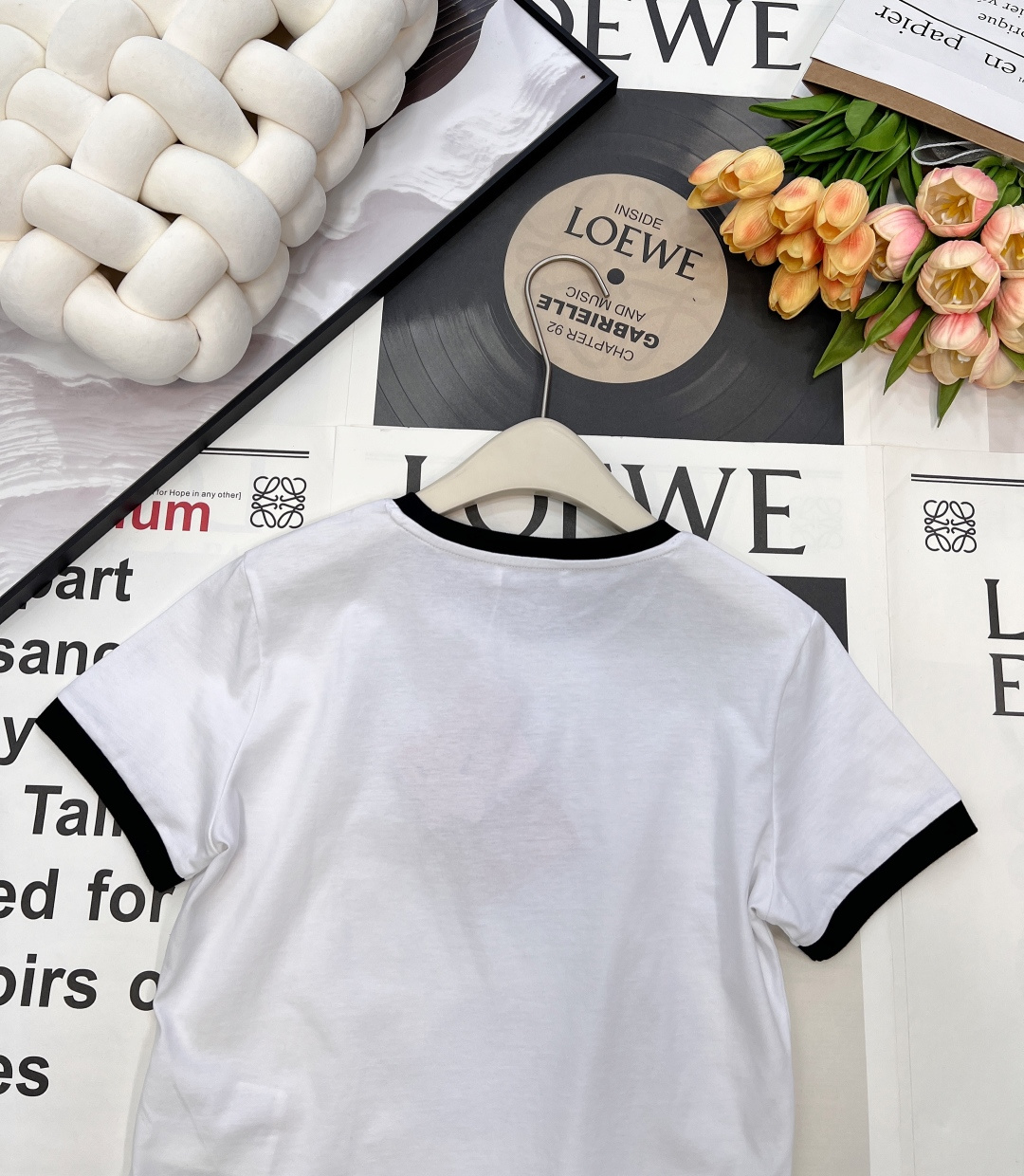 🆕 MIU MIU 徽标字母logo撞色圆领T恤胸口绣有品牌刺绣徽标图案 撞色描边设计 罗纹下摆，领口 