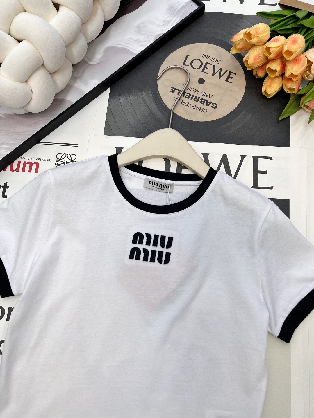 🆕 MIU MIU 徽标字母logo撞色圆领T恤胸口绣有品牌刺绣徽标图案 撞色描边设计 罗纹下摆，领口 