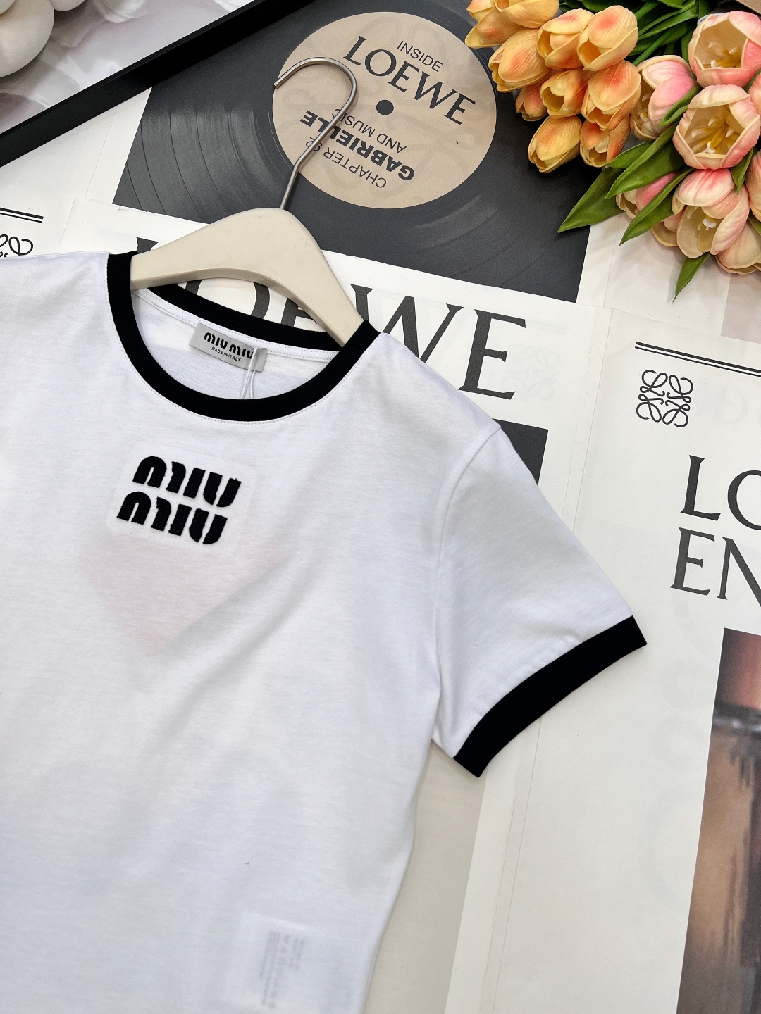 🆕 MIU MIU 徽标字母logo撞色圆领T恤胸口绣有品牌刺绣徽标图案 撞色描边设计 罗纹下摆，领口 