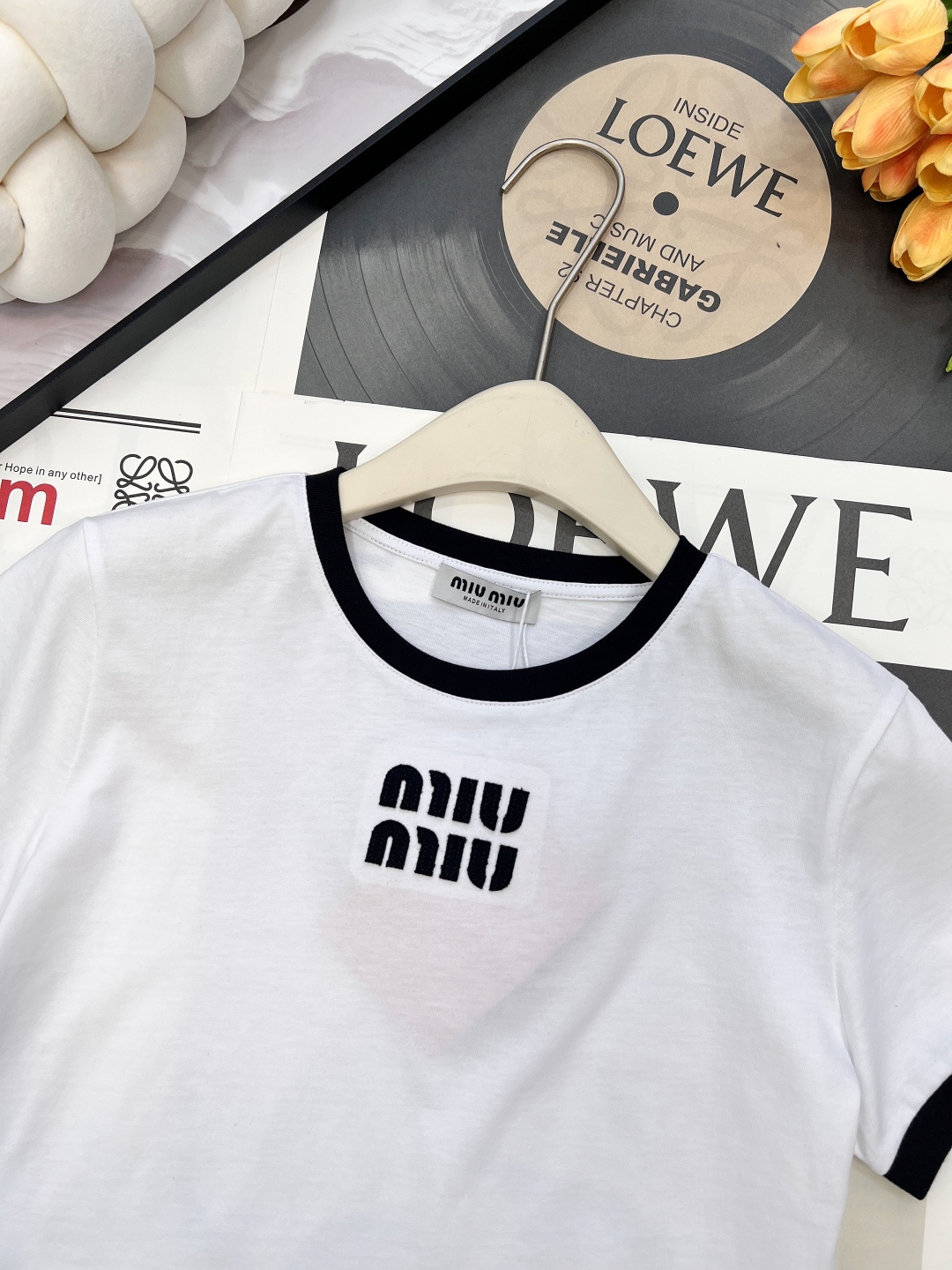 🆕 MIU MIU 徽标字母logo撞色圆领T恤胸口绣有品牌刺绣徽标图案 撞色描边设计 罗纹下摆，领口 