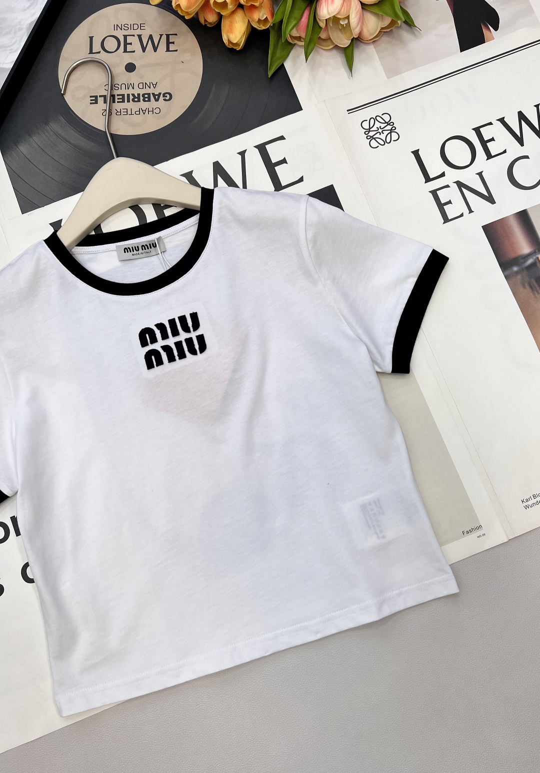 🆕 MIU MIU 徽标字母logo撞色圆领T恤胸口绣有品牌刺绣徽标图案 撞色描边设计 罗纹下摆，领口 