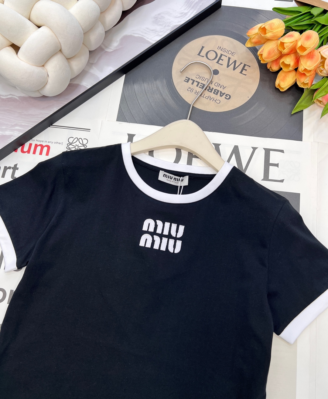 🆕 MIU MIU 徽标字母logo撞色圆领T恤胸口绣有品牌刺绣徽标图案 撞色描边设计 罗纹下摆，领口 