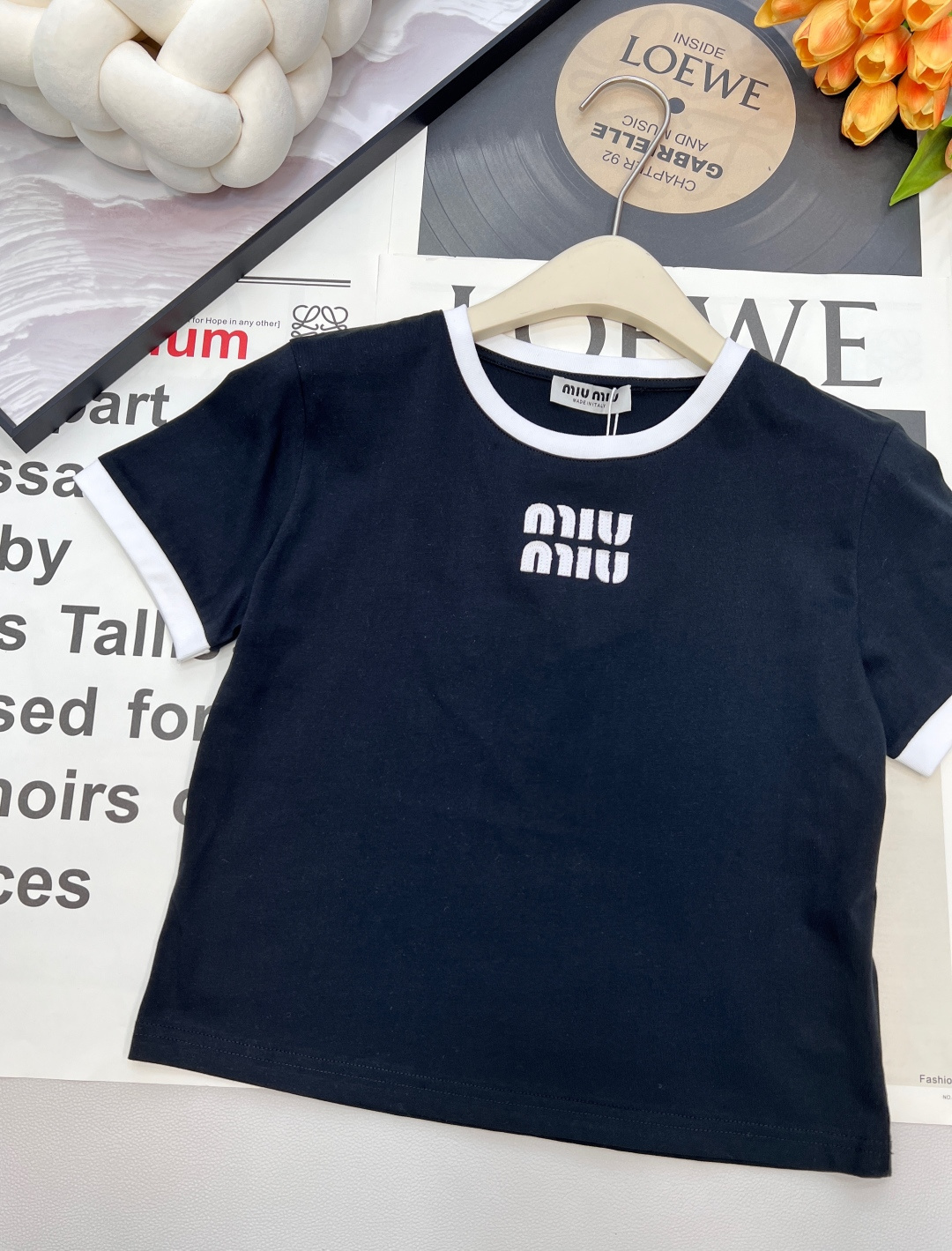 🆕 MIU MIU 徽标字母logo撞色圆领T恤胸口绣有品牌刺绣徽标图案 撞色描边设计 罗纹下摆，领口 