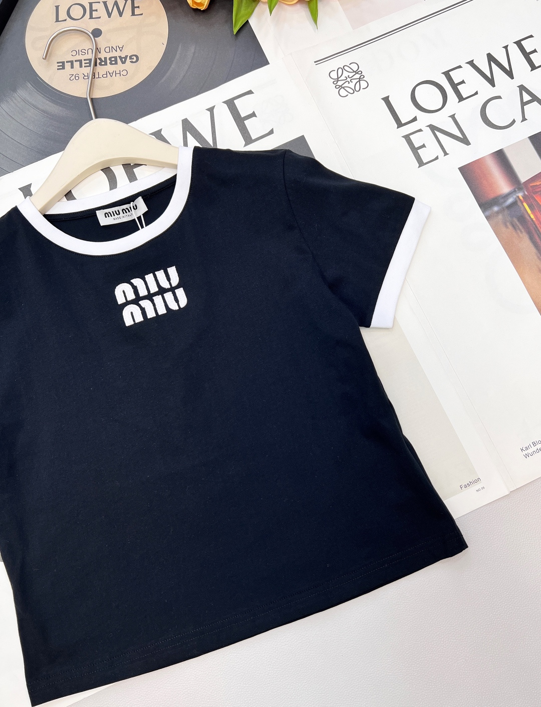 🆕 MIU MIU 徽标字母logo撞色圆领T恤胸口绣有品牌刺绣徽标图案 撞色描边设计 罗纹下摆，领口 