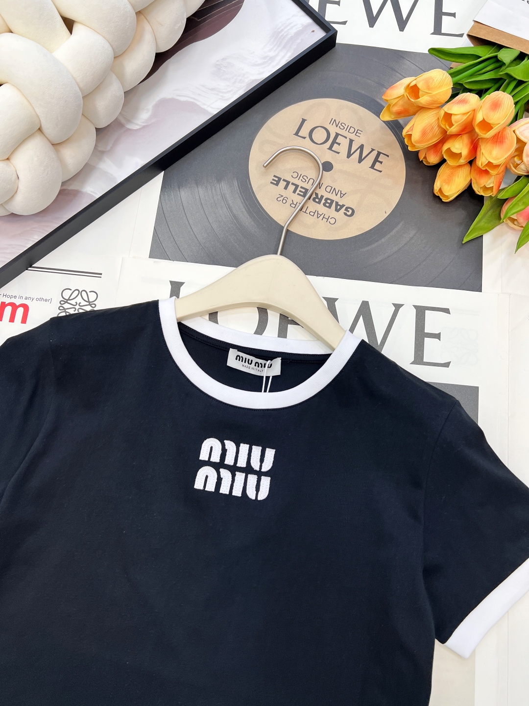 🆕 MIU MIU 徽标字母logo撞色圆领T恤胸口绣有品牌刺绣徽标图案 撞色描边设计 罗纹下摆，领口 