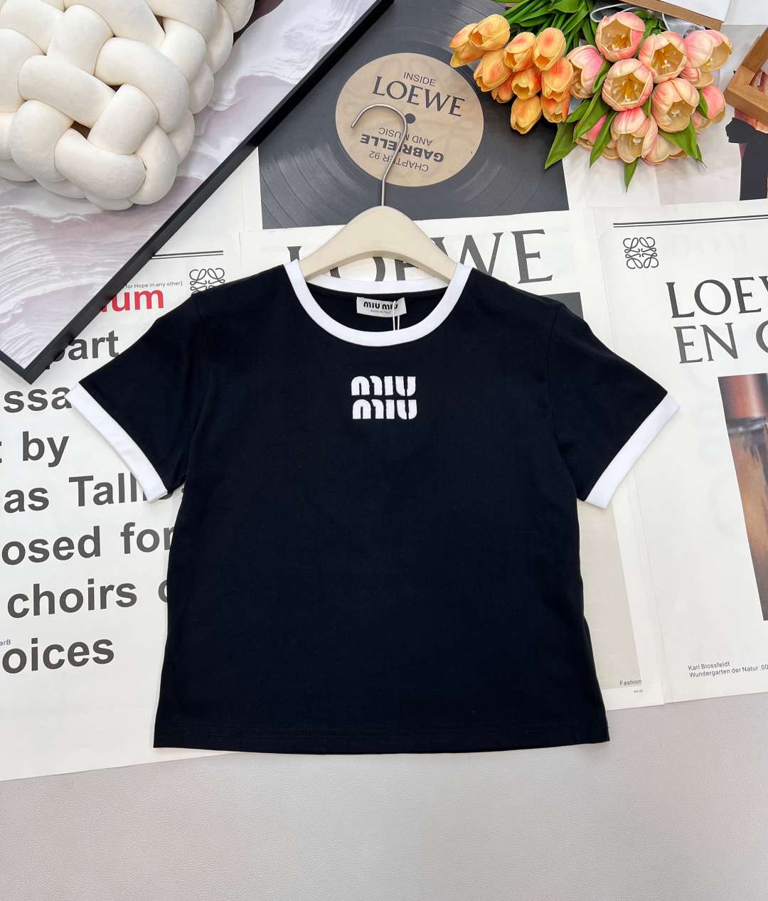 NO:656741,MIU MIU logo letter logo contrasting round neck T-shirt Brand embroidered logo pattern embroidered on the chest Contrasting stroke design Ribbed hem, neckline Temperamental item Custom-woven pure cotton fabric Super good texture Skin-friendly and breathable The upper body is versatile and reduces age. It is full of vitality and fun. The short and loose version has a good upper body effect. It covers the flesh very well. Suitable for all kinds of body shapes. Paired with trousers and shorts, all three standards are available, two colors available. Size sml  coding,,miumiu,shorts,tees,t-shirt,alexander wang19860909MIU MIU 徽标字母logo撞色圆领T恤 胸口绣有品牌刺绣徽标图案 撞色描边设计 罗纹下摆,领口 气质单品 定织纯棉面料 质感超好 亲肤透气 上身百搭减龄 活力趣味性十足 小短款松身版型 上身效果很好 非常遮肉 适合各种身形 搭配长裤短裤都三标齐全,两色出 尺码sml 编码,,miumiu,shorts,tees，t-shirt,alexander wang,Women's clothing