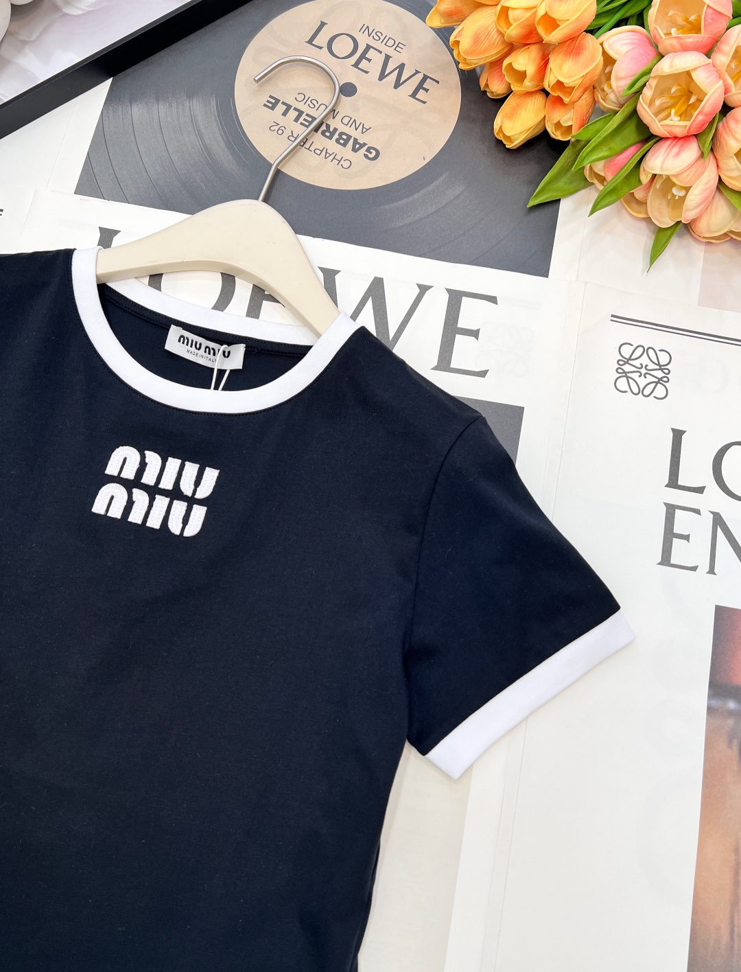 🆕 MIU MIU 徽标字母logo撞色圆领T恤胸口绣有品牌刺绣徽标图案 撞色描边设计 罗纹下摆，领口 