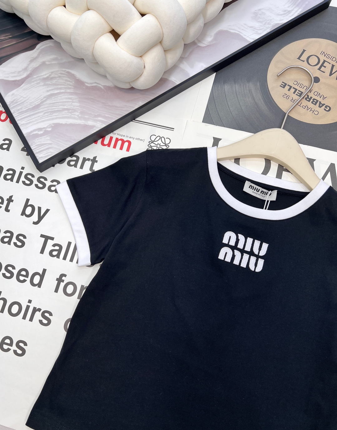 🆕 MIU MIU 徽标字母logo撞色圆领T恤胸口绣有品牌刺绣徽标图案 撞色描边设计 罗纹下摆，领口 