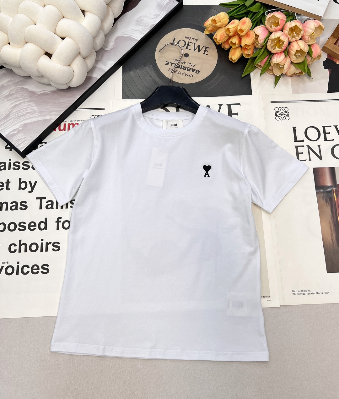 NO:656732,AMI love embroidered minimalist high-end casual and versatile short-sleeved T-shirt, custom-made mercerized cotton material, breathable and comfortable, full of texture, slim-fitting short-sleeved T-shirt cut, showing a slim and fashionable effect. Embroidery technology is used on the chest to outline the iconic letter logo, strengthen the brand identity, and the sense of fashion and high-end is immediately apparent, creating a personalized style, fashionable and relaxed, four classic colors are available, and it is stylish and stylish when worn alone!  Complete three standards, large shipments, size smlxl code, T-shirt, tees, t-shirt, alexander wang19860909AMI爱心刺绣极简高级休闲百搭短袖T恤, 定制丝光全棉材质,透气舒适,质感十足,修身短袖T恤裁剪,呈现显瘦时尚穿搭效果 胸前利用刺绣工艺,勾勒出标志性字母徽标,加强品牌标识度,时尚高级感立现,打造个性风格,时髦松弛,经典四个配色可选,单穿内搭都出彩时髦！三标齐全,大货出 尺码smlxl 编码,,T-shirt,tees，t-shirt,alexander wang,Women's clothing