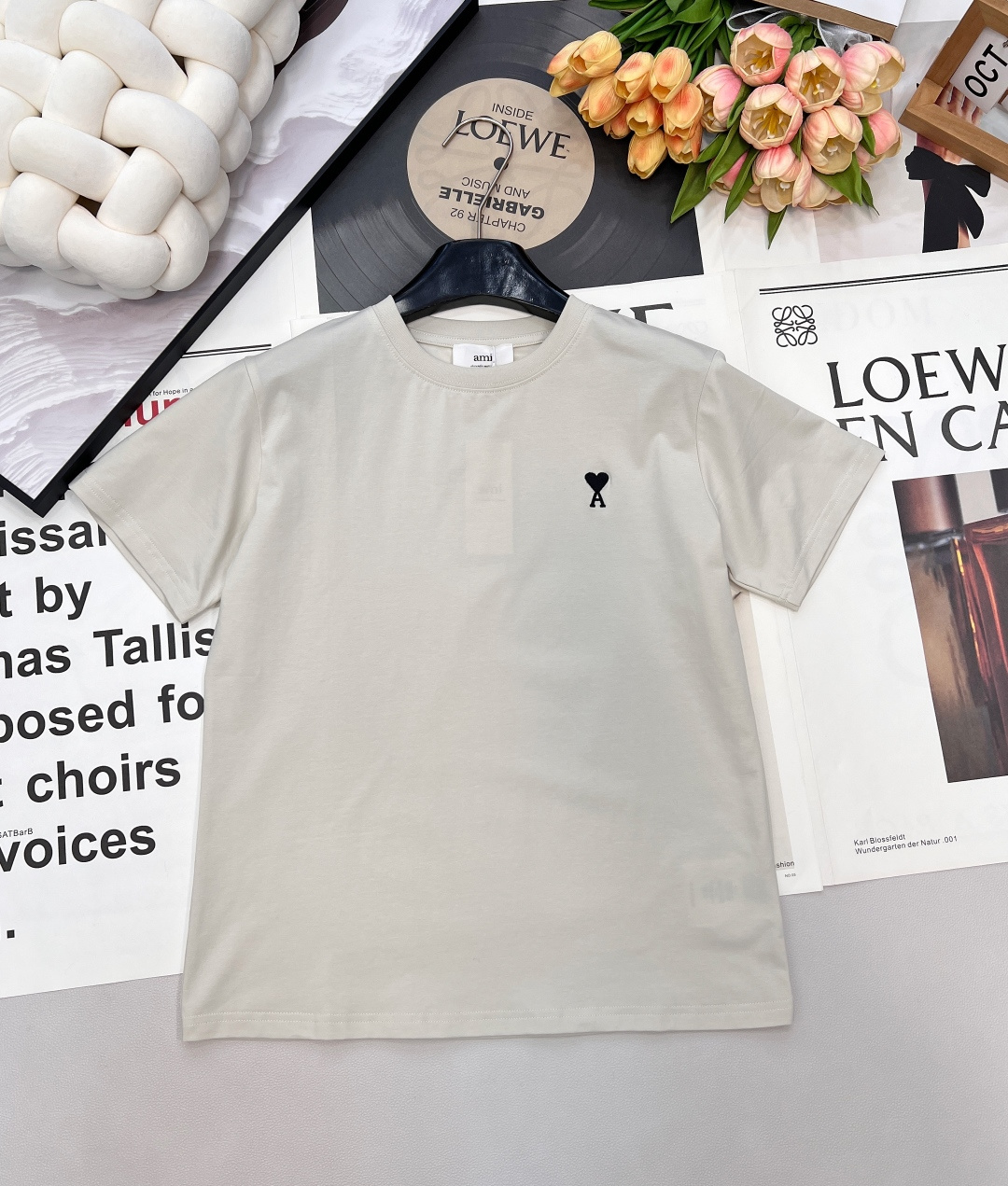 NO:656729,AMI love embroidered minimalist high-end casual and versatile short-sleeved T-shirt, custom-made mercerized cotton material, breathable and comfortable, full of texture, slim-fitting short-sleeved T-shirt cut, showing a slim and fashionable effect. Embroidery technology is used on the chest to outline the iconic letter logo, strengthen the brand identity, and the sense of fashion and high-end is immediately apparent, creating a personalized style, fashionable and relaxed, four classic colors are available, and it is stylish and stylish when worn alone!  Complete three standards, big shipments, size smlxl, T-shirt, tees, t-shirt, alexander wang19860909AMI爱心刺绣极简高级休闲百搭短袖T恤, 定制丝光全棉材质,透气舒适,质感十足,修身短袖T恤裁剪,呈现显瘦时尚穿搭效果 胸前利用刺绣工艺,勾勒出标志性字母徽标,加强品牌标识度,时尚高级感立现,打造个性风格,时髦松弛,经典四个配色可选,单穿内搭都出彩时髦！三标齐全,大货出 尺码smlxl 编,,T-shirt,tees，t-shirt,alexander wang,Women's clothing