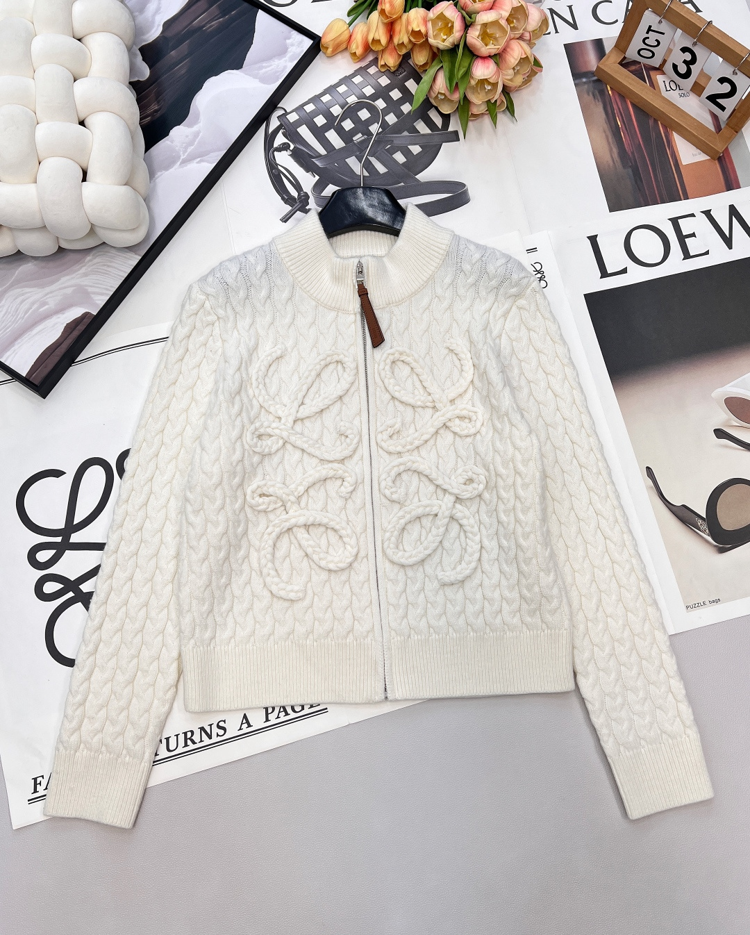 NO:657576,Loewe2025SS early spring new crochet jacquard cardigan jacket, customized YB wool knit material, comfortable and warm, high-quality texture, small high collar zipper knitted jacket version, whole-body edge with pit design, relaxed and fashionable, the main body is based on twist knitting, three-dimensional logo pattern is distributed on the front, making the overall shape more advanced and crisp, with leather label zipper buckle details, creating the brand's exclusive literary style, adding a sense of style to the regular versatile style, wearing a stylish and advanced style  Customized surface accessories, complete with three standards, large shipments, size sml, code L, loewe, jackets & coats, alexander wang19860909Loewe2025SS早春新款钩针提花开衫外套,定制YB羊毛针织材质 舒适保暖 质感上乘 小高领拉链针织外套版型 通体包边采用坑条设计 松弛时髦 大身以麻花针织为基础打底 在正面分布立体徽标图案 让整体造型更高级挺括 配上皮标拉链扣细节 打造品牌专属文艺风 为常规百搭款式增添造型感 穿搭洋气高级 定制面辅料 三标齐全大货出 尺码sml 编码L,,loewe,jackets & coats,alexander wang,Women's clothing
