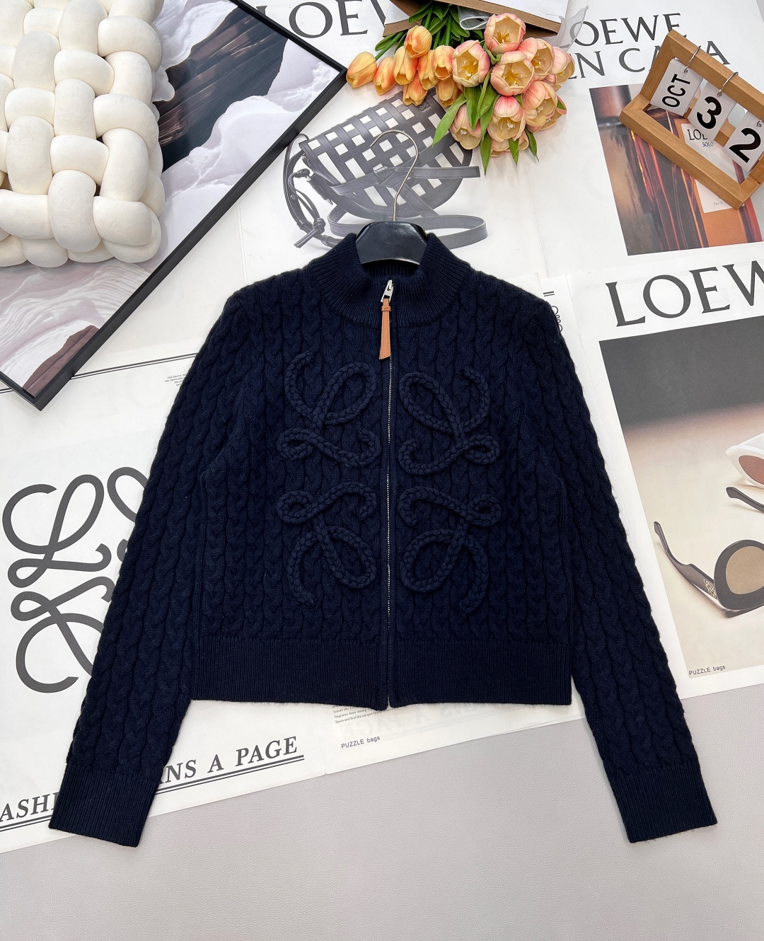 NO:657569,Loewe2025SS early spring new crochet jacquard cardigan jacket, customized YB wool knit material, comfortable and warm, high-quality texture, small high collar zipper knitted jacket version, whole-body edge with pit design, relaxed and fashionable, the main body is based on twist knitting, three-dimensional logo pattern is distributed on the front, making the overall shape more advanced and crisp, with leather label zipper buckle details, creating the brand's exclusive literary style, adding a sense of style to the regular versatile style, wearing a stylish and advanced style  Customized surface accessories, complete with three standards, large shipments, size sml code, loewe, jackets & coats, alexander wang19860909Loewe2025SS早春新款钩针提花开衫外套,定制YB羊毛针织材质 舒适保暖 质感上乘 小高领拉链针织外套版型 通体包边采用坑条设计 松弛时髦 大身以麻花针织为基础打底 在正面分布立体徽标图案 让整体造型更高级挺括 配上皮标拉链扣细节 打造品牌专属文艺风 为常规百搭款式增添造型感 穿搭洋气高级 定制面辅料 三标齐全大货出 尺码sml 编码,,loewe,jackets & coats,alexander wang,Women's clothing